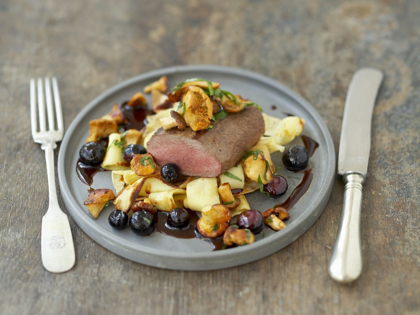 Rehrücken mit Pfifferlingen und Blaubeeren Rezept | EAT SMARTER