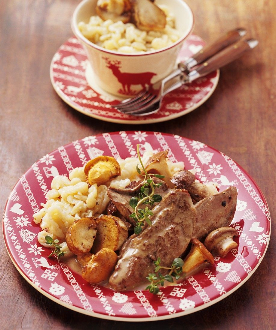 Rehschnitzel mit Waldpilzsauce Rezept | EAT SMARTER