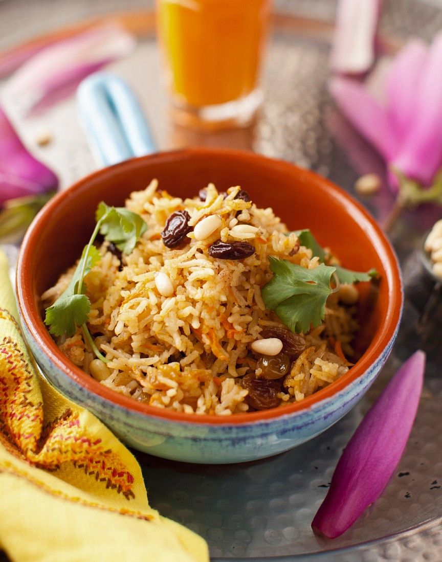 Reis mit Gewürzen, Rosinen und Pinienkernen Rezept | EAT SMARTER