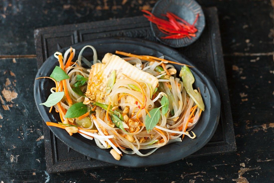 Reisnudelsalat mit gebratenen Tofuscheiben
