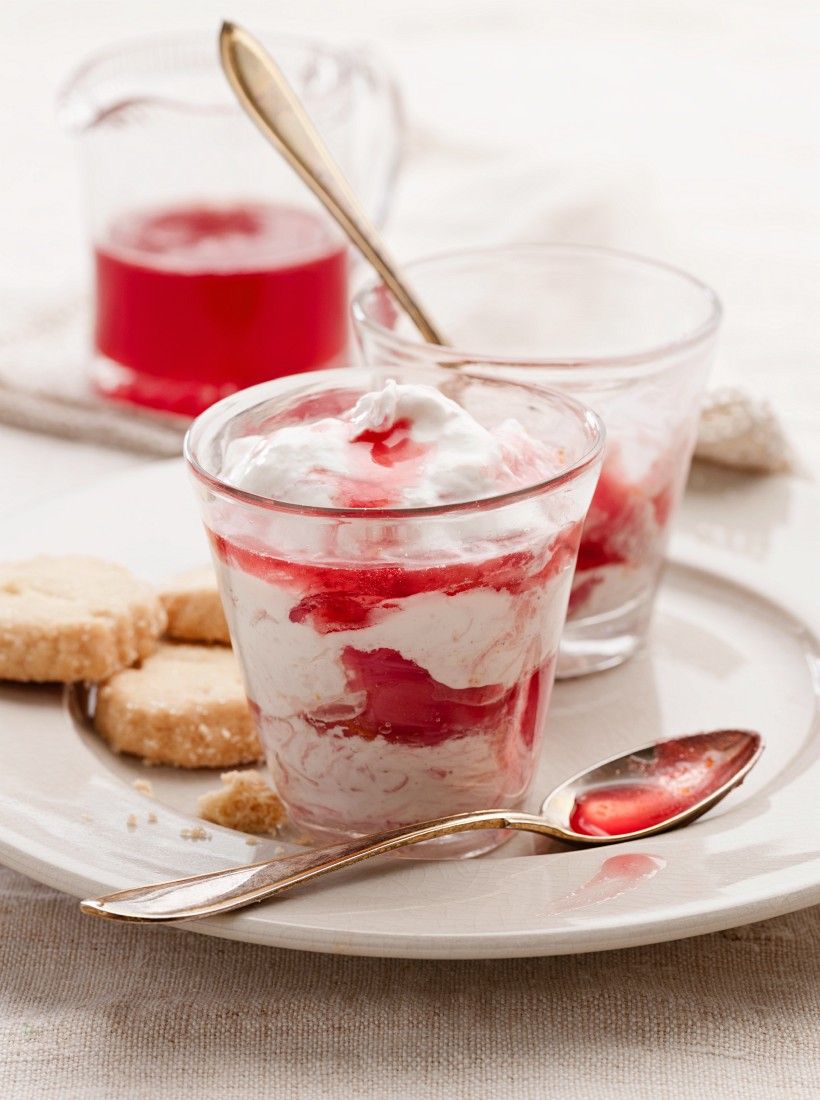 Rhabarberkompott mit Vanillejoghurt Rezept | EAT SMARTER