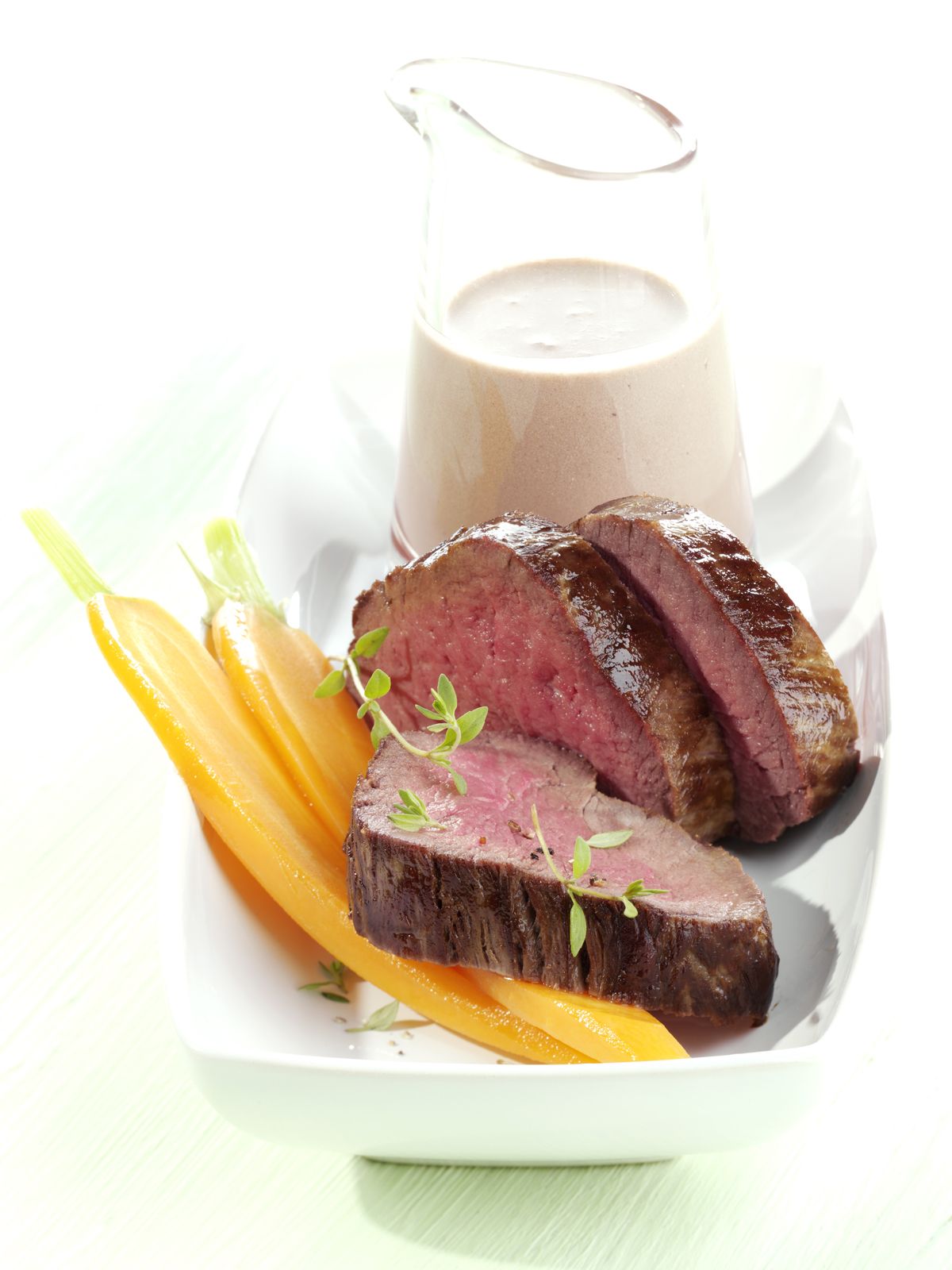 Rinderfilet mit cremiger Rotwein-Sauce Rezept | EAT SMARTER Rinderfilet mit cremiger Rotwein-Sauce Rezept | EAT SMARTER