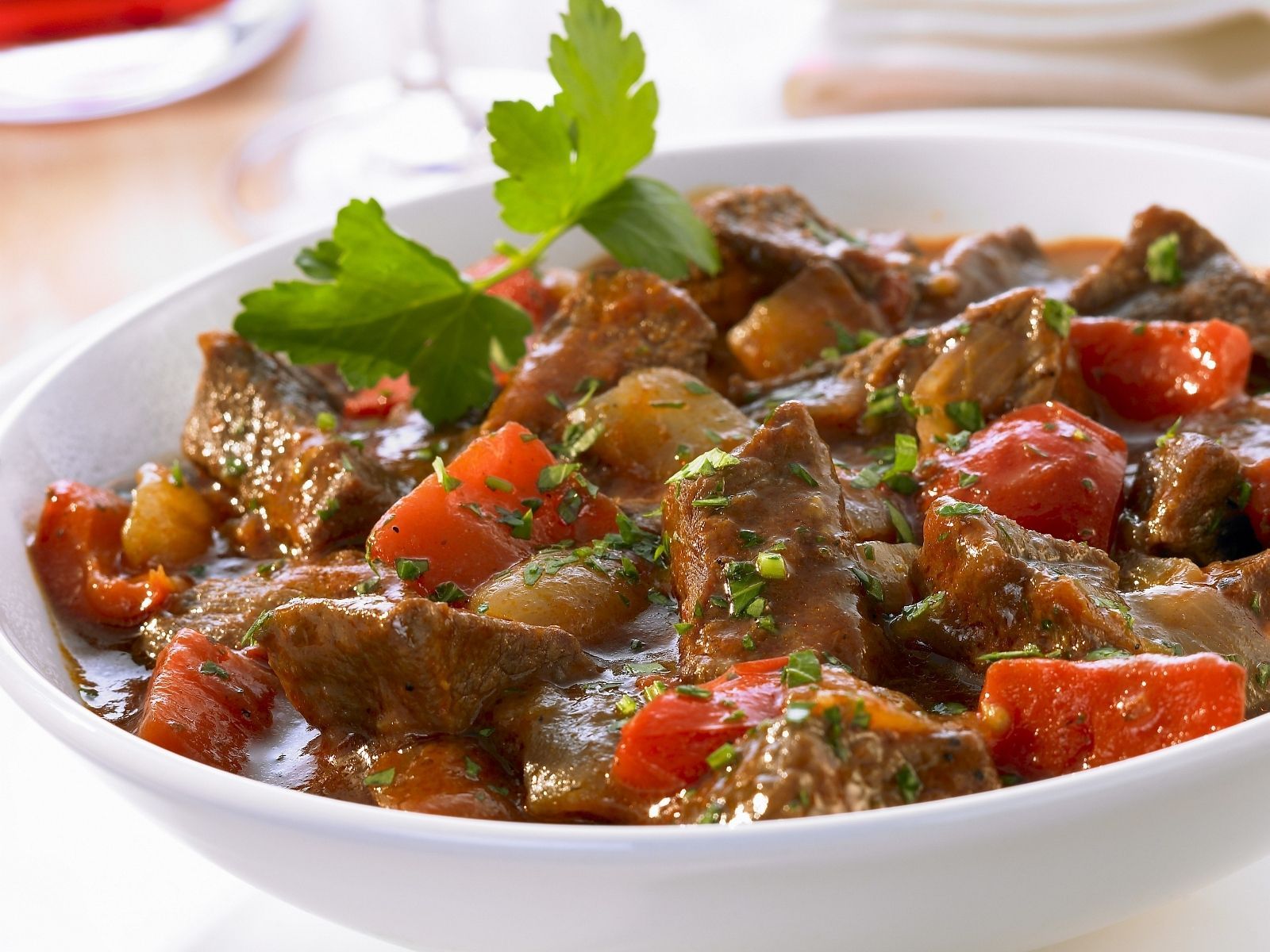 Rindergulasch nach ungarischer Art Rezept | EAT SMARTER