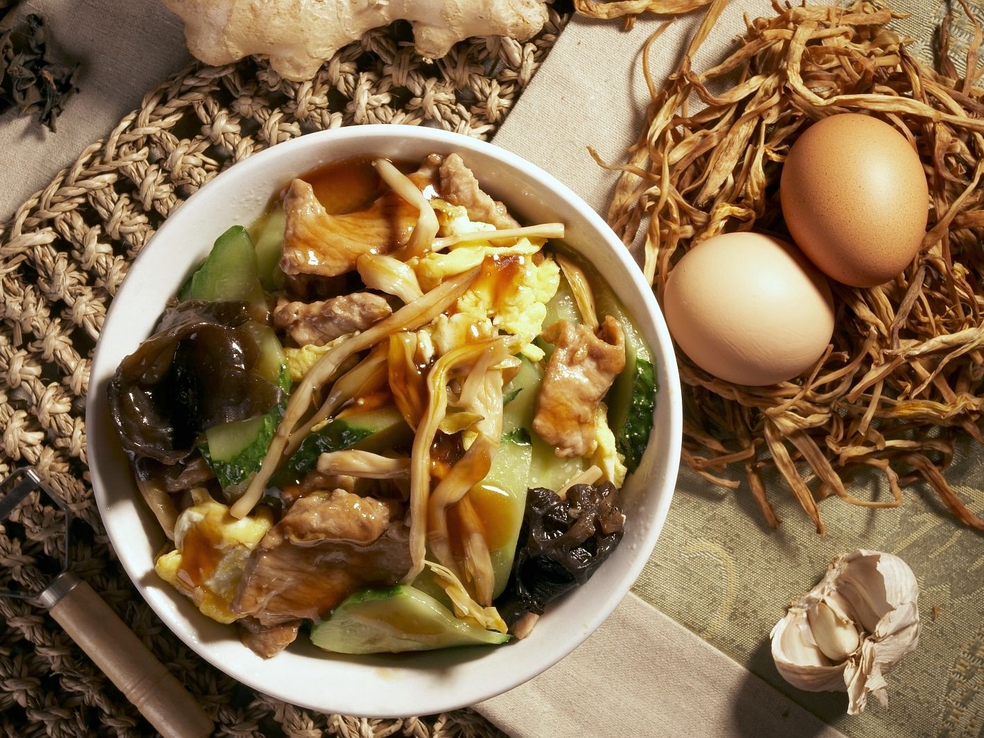 Rindfleisch Mit Ei Und Pilzen Auf Chinesische Art Rezept Eat Smarter 
