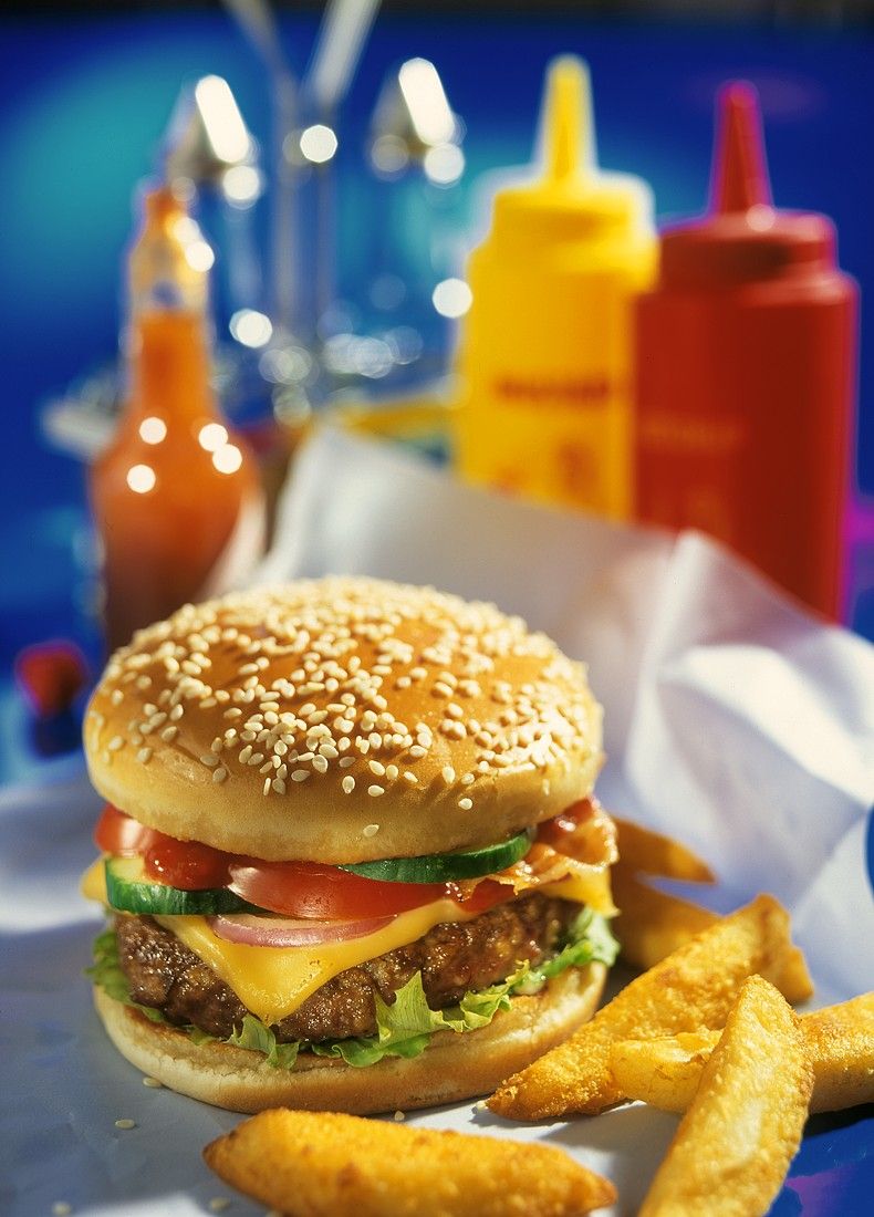 Rindfleischburger mit Tomaten, Zwiebel, Käse und Gurke Rezept | EAT SMARTER