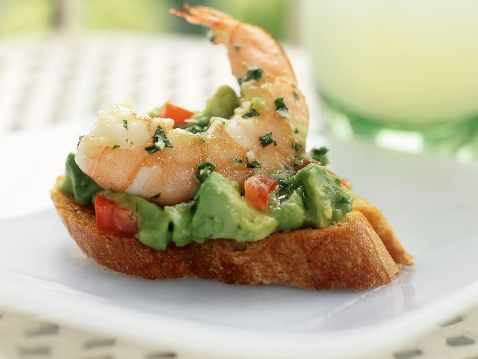 Röstbrot mit Avocado und Garnele Rezept | EAT SMARTER