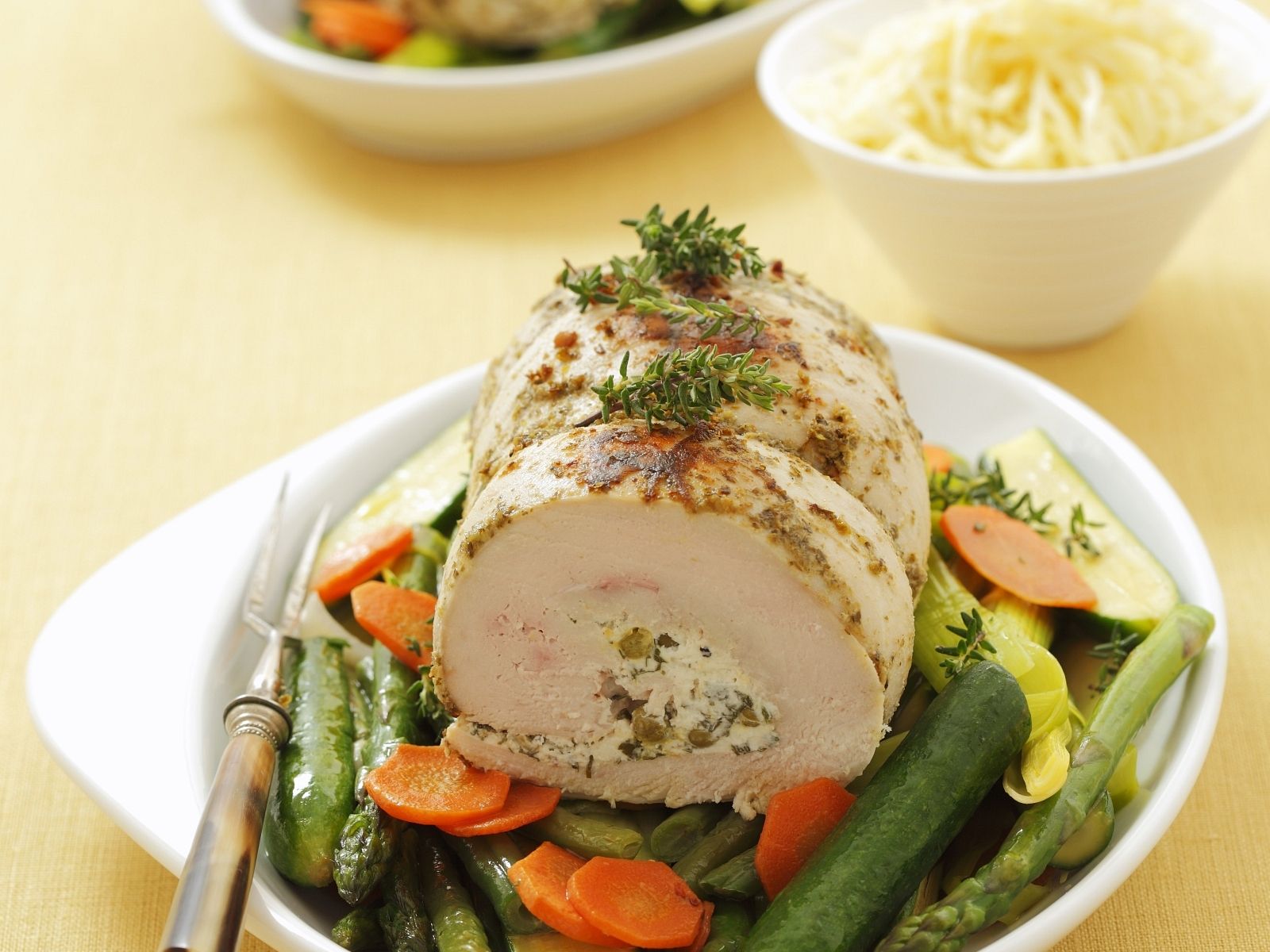 Roulade von der Pute mit würziger Erbsen-Füllung und Gemüse Rezept ...