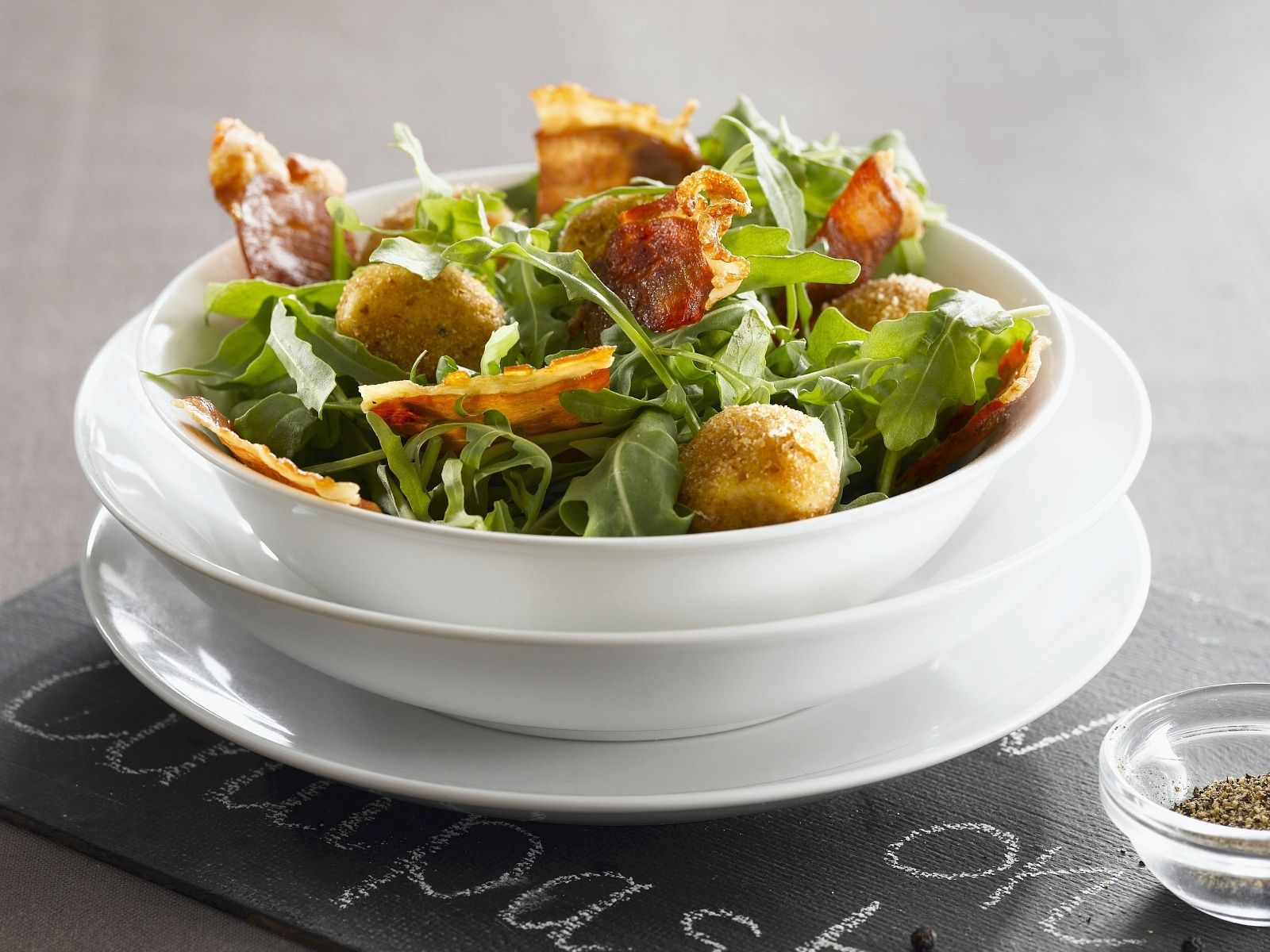 Rucola mit Parmaschinken und gebackenem Mozzarella Rezept | EAT SMARTER