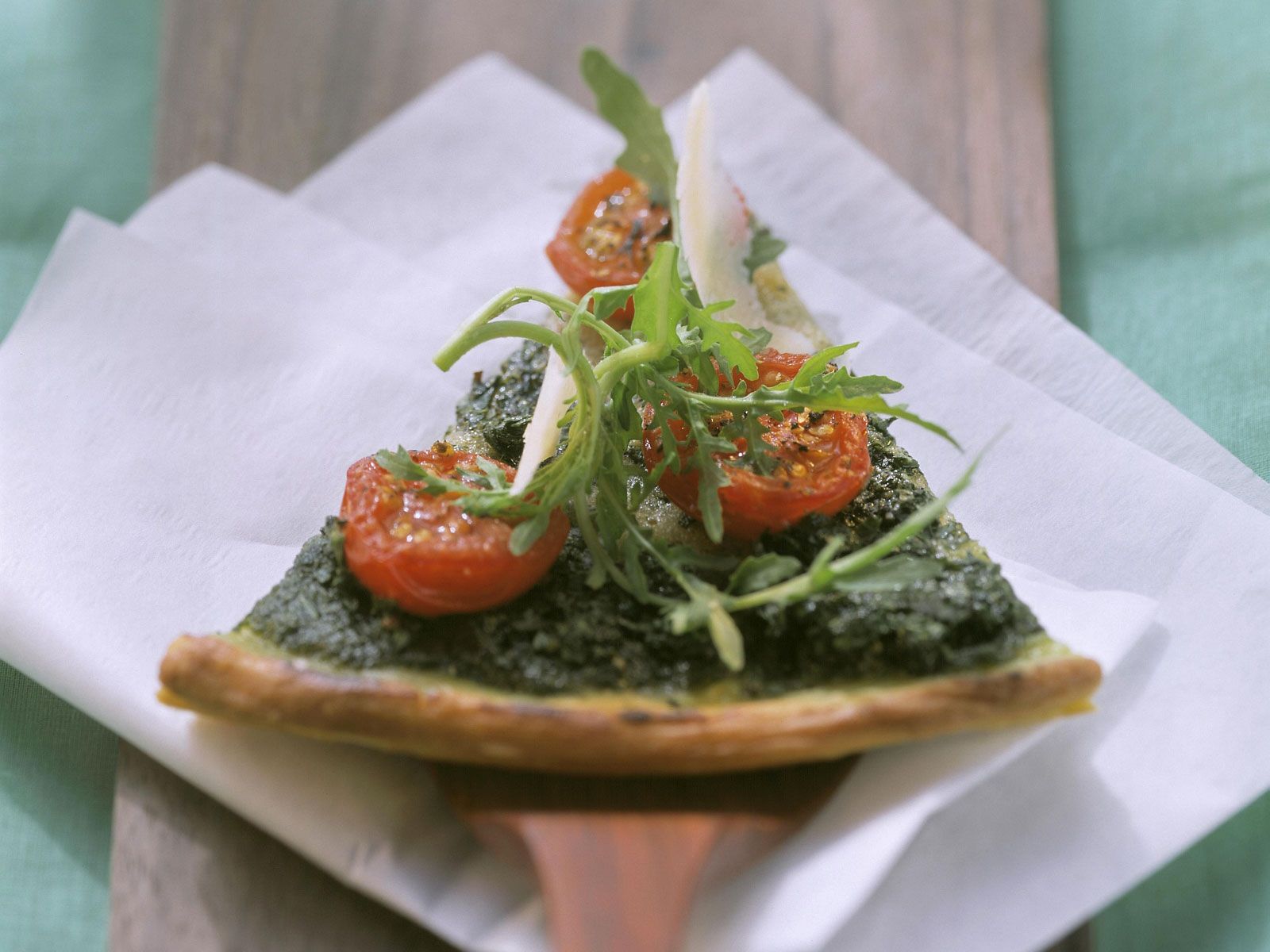 Rucola-Pizza mit Cocktailtomaten und Parmesan Rezept | EAT SMARTER