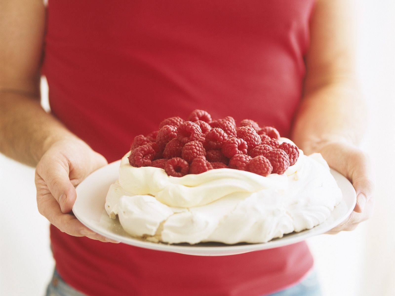 Russische Baisertorte mit Himbeeren (Pavolva) Rezept | EAT SMARTER