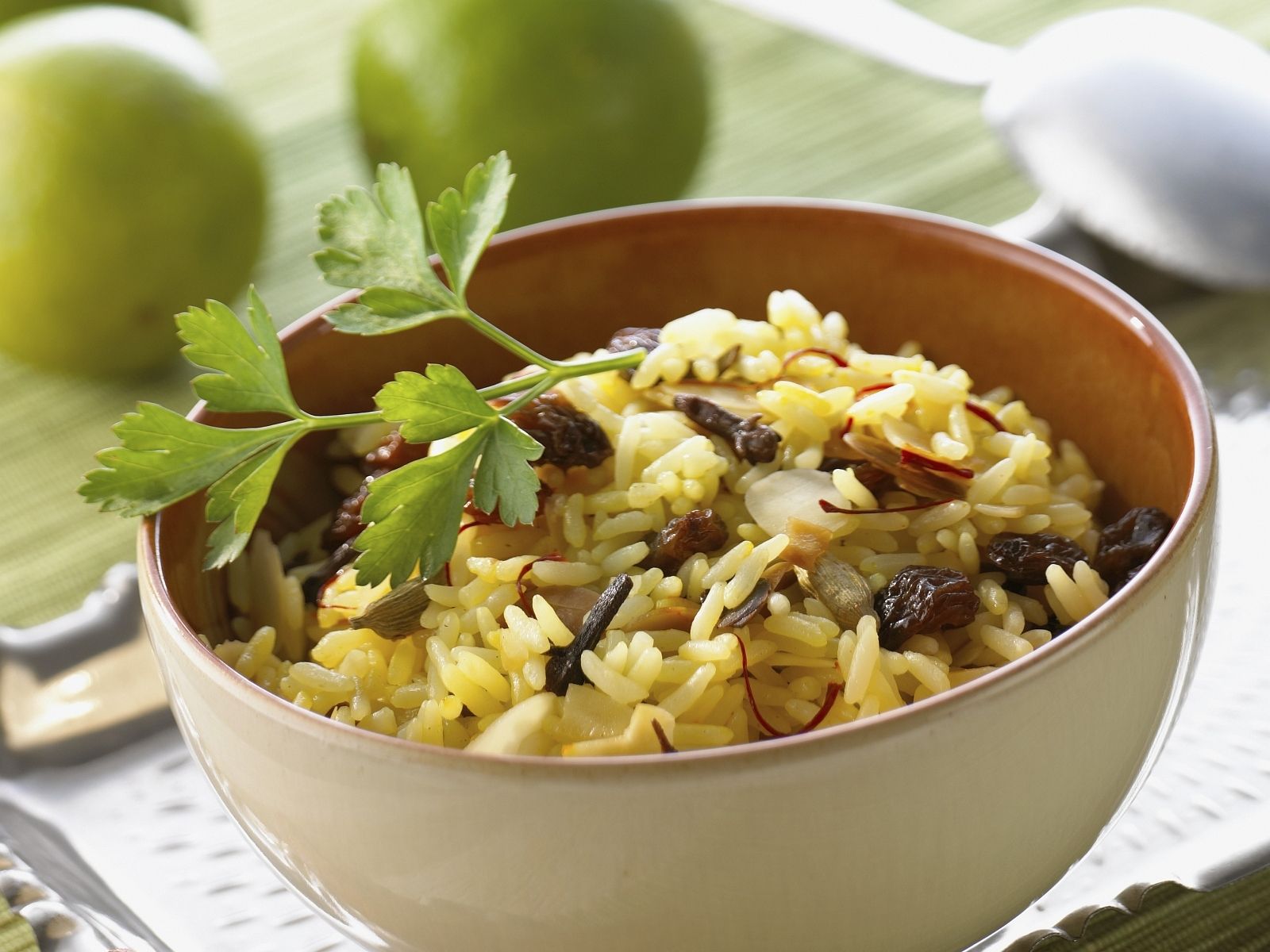 Safranreis mit Mandeln und Sultaninen Rezept | EAT SMARTER