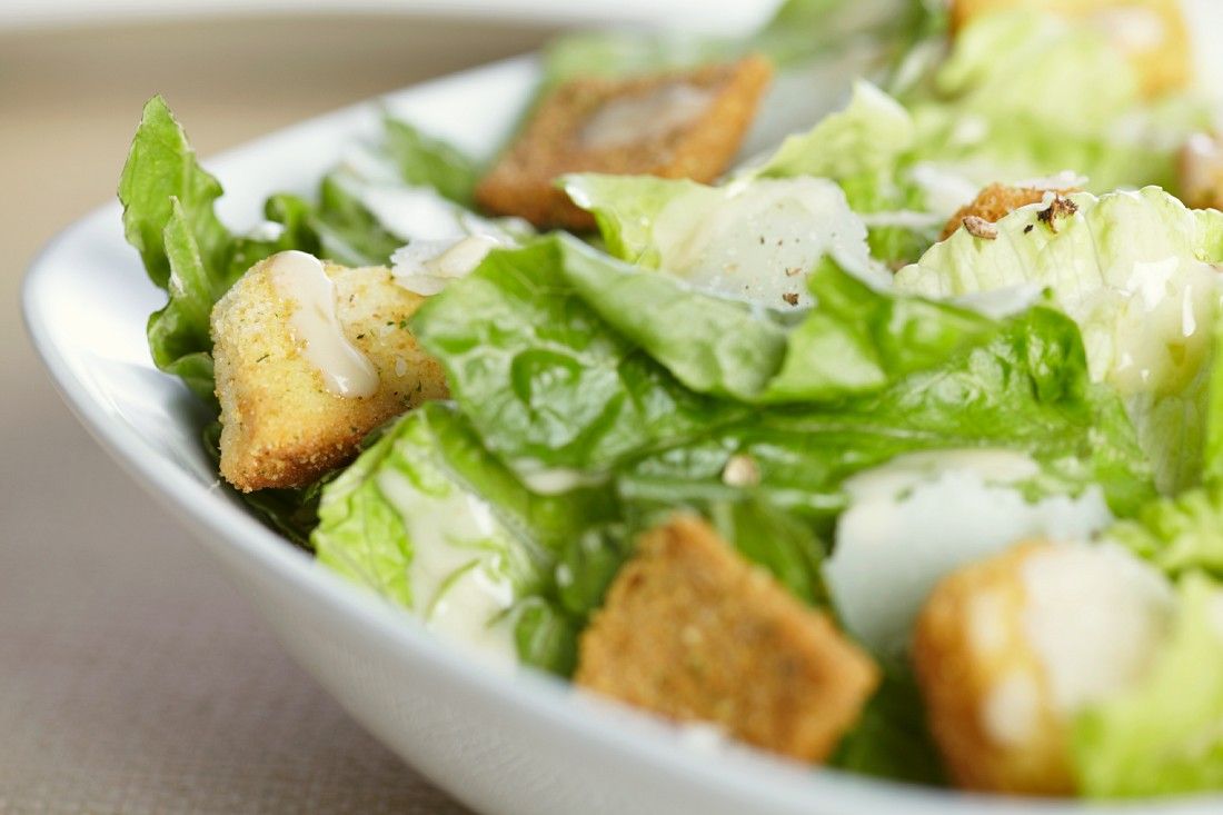 Salat mit Croutons und Parmesan