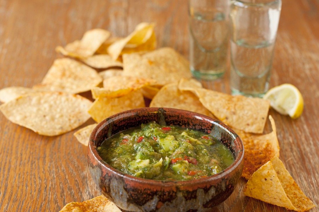 Salsa aus Tomatillo mit Tortillachips