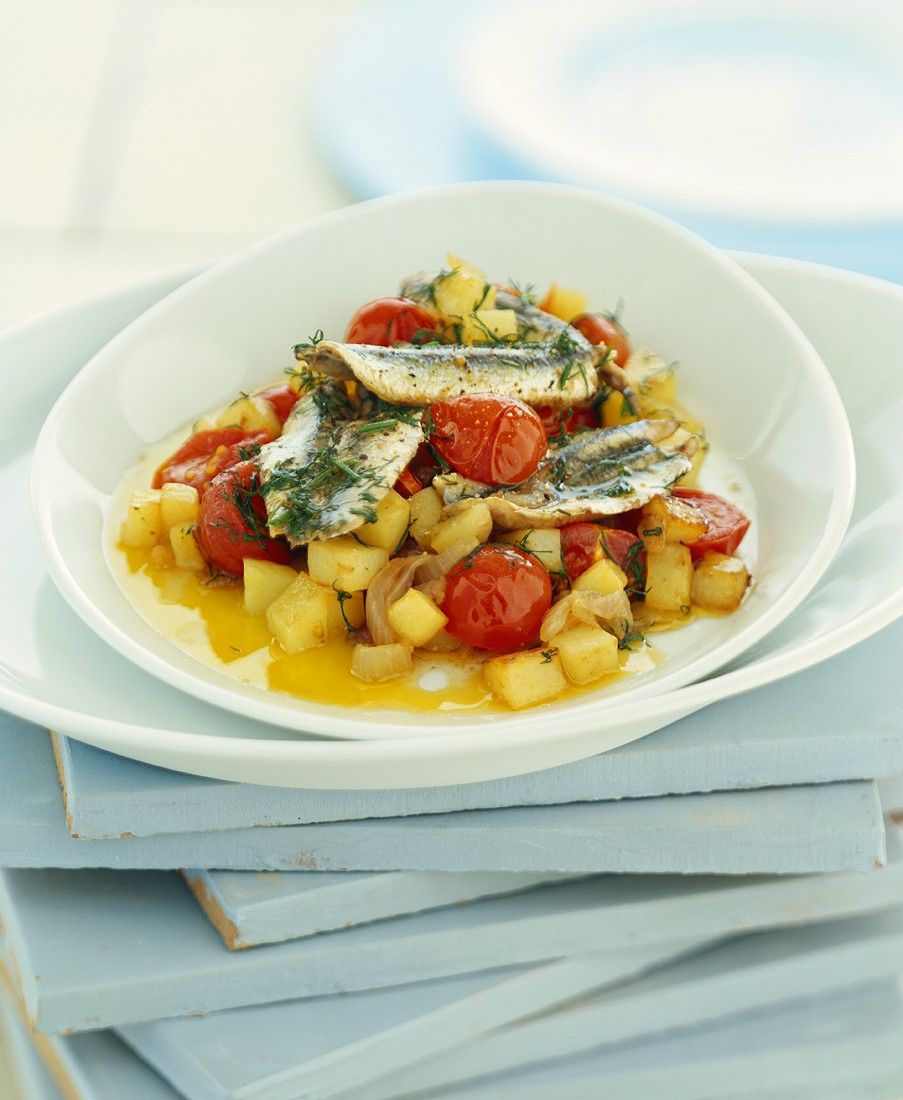 Sardellenfilets auf Tomaten-Kartoffel-Ragout Rezept | EAT SMARTER