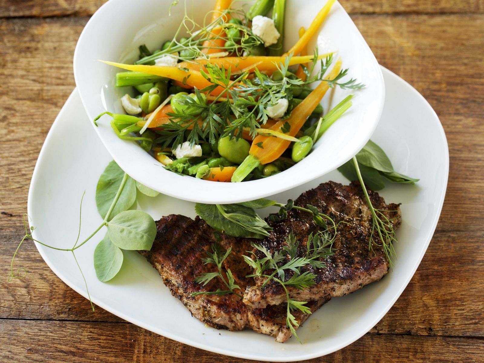 Saubohnen-Möhren-Gemüse mit Koteletts vom Grill Rezept | EAT SMARTER