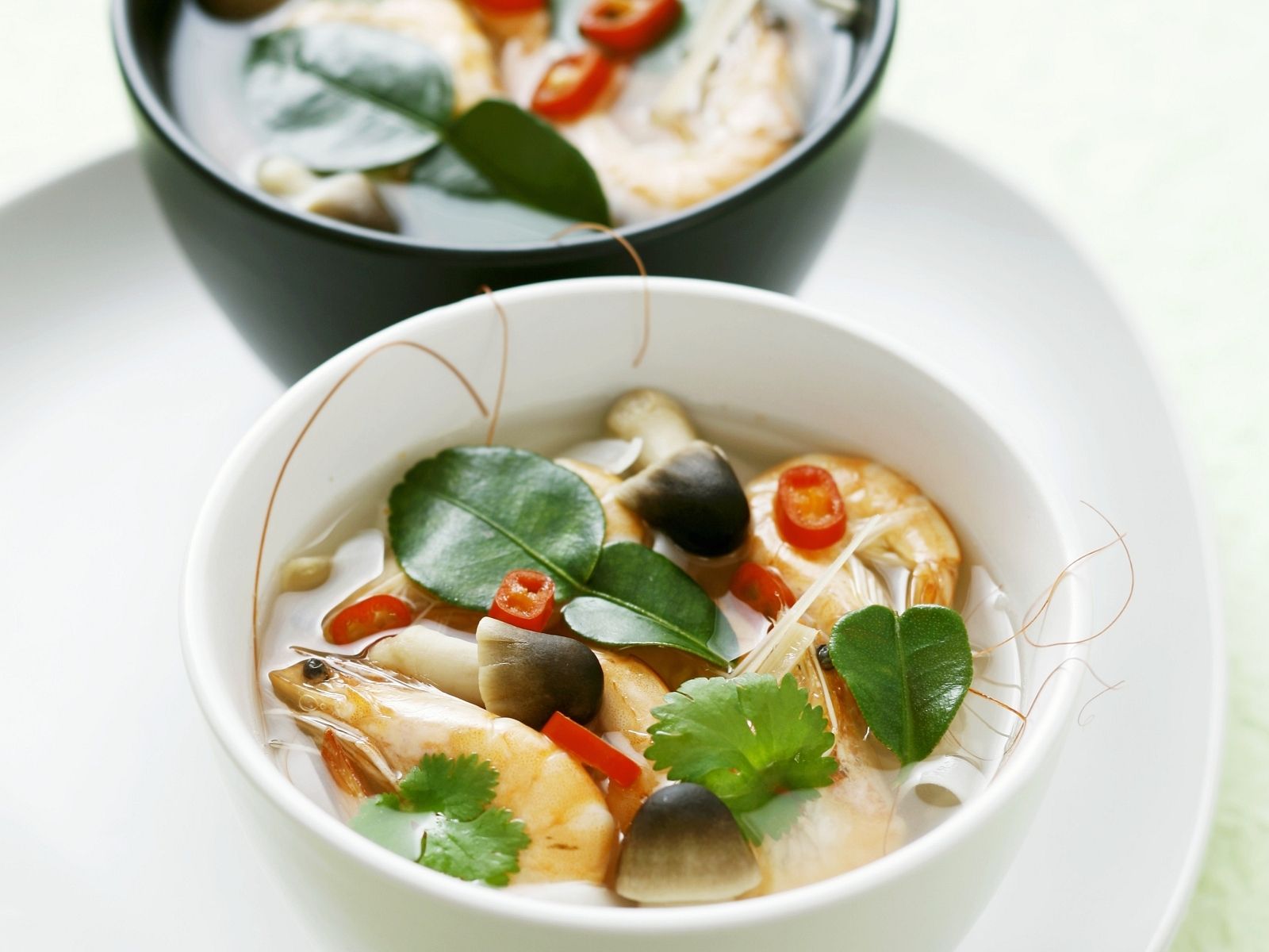 Sauer-scharfe Garnelensuppe auf Thai-Art Rezept | EAT SMARTER