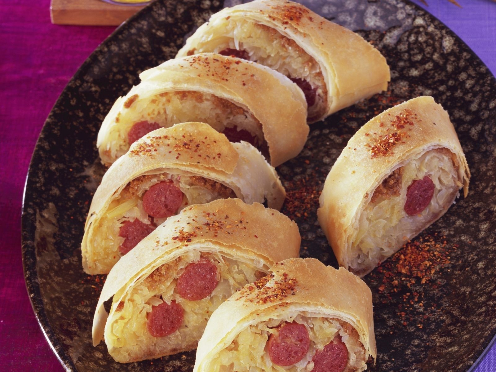 SauerkrautBratwurstStrudel Rezept EAT SMARTER