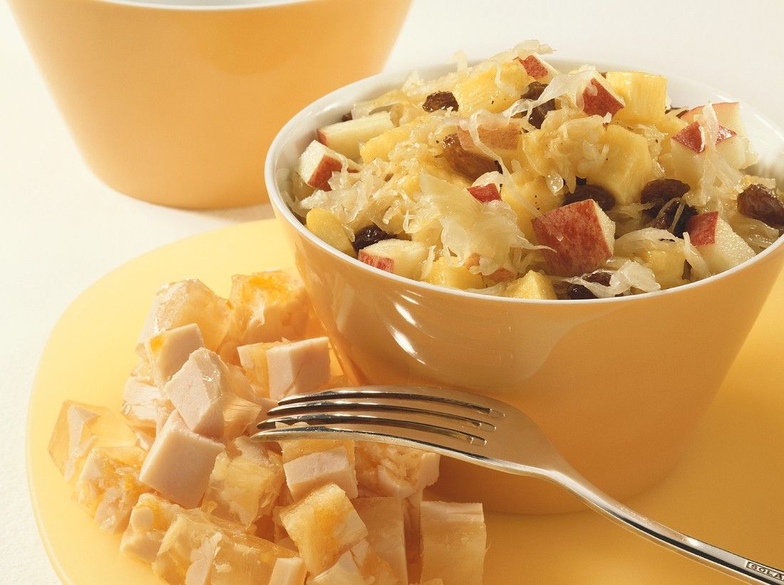 Sauerkrautsalat mit Ananas und Apfel Rezept | EAT SMARTER