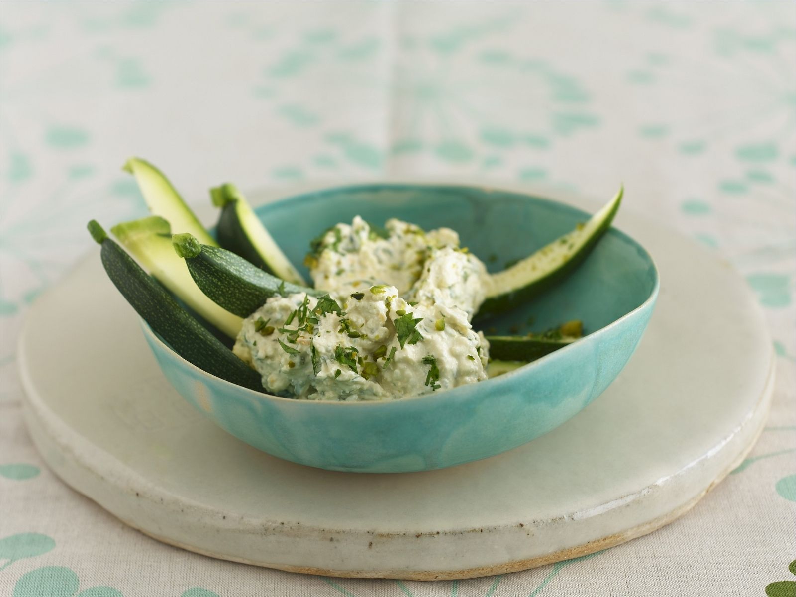 Schafskäsedip mit Pistazien und Zucchinistreifen Rezept | EAT SMARTER Schafskäsedip mit Pistazien und Zucchinistreifen Rezept | EAT SMARTER