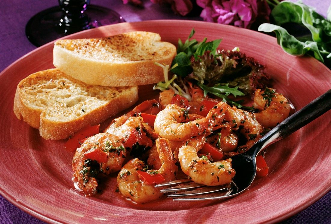 Scharfe Garnelen mit Knoblauchbaguette