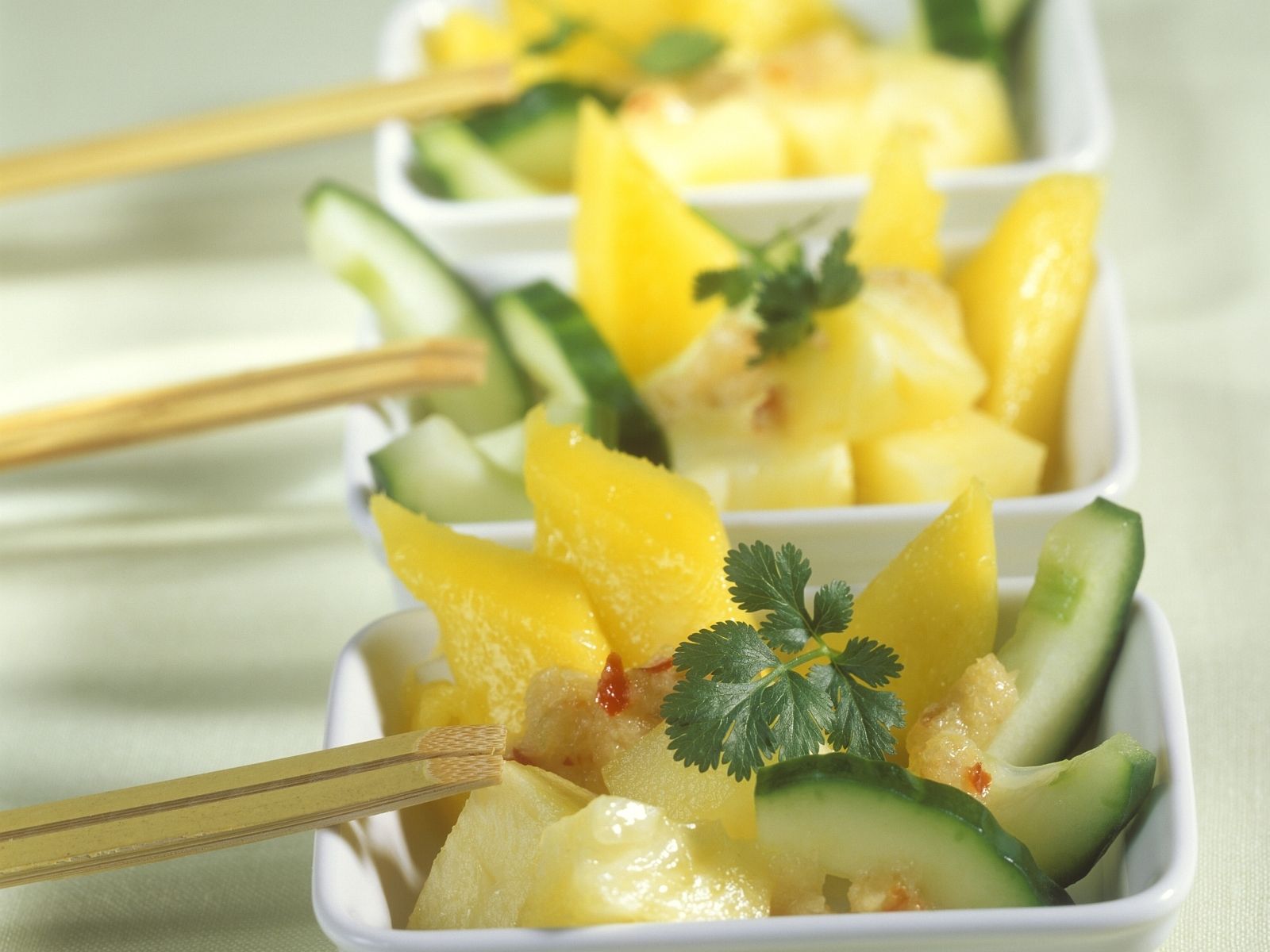 Scharfer Gurkensalat mit Ananas und Mango Rezept | EAT SMARTER