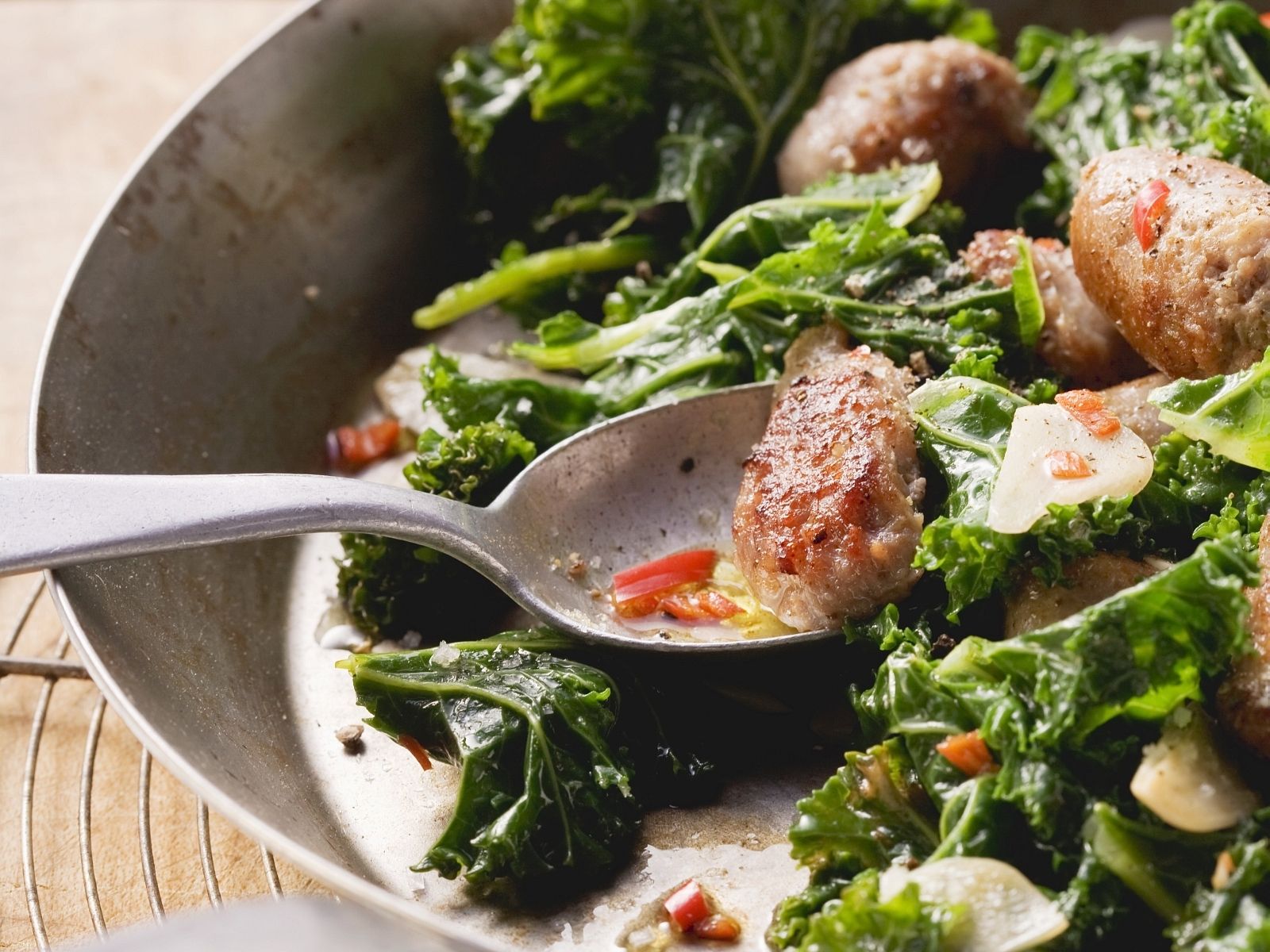 Scharfer Krauskohl mit Bratwürstchen Rezept | EAT SMARTER