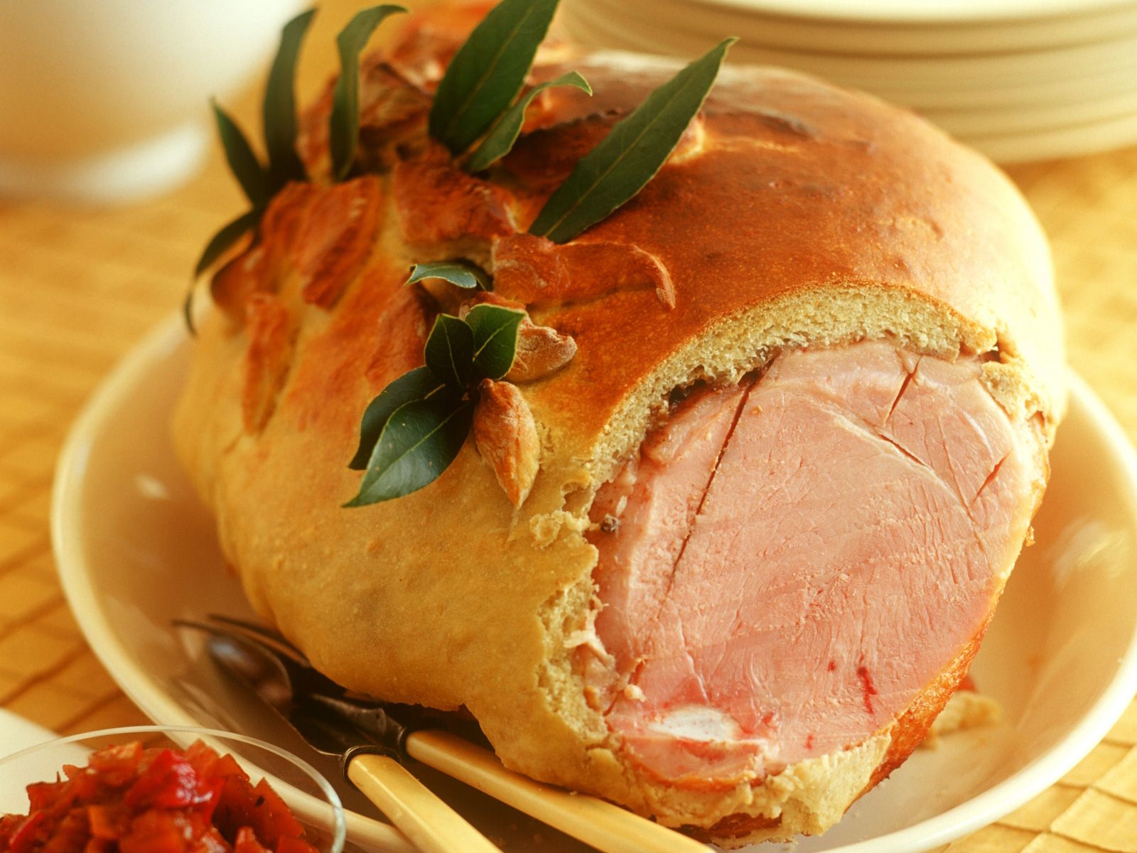 Schinkenbraten im Brotteig Rezept | EAT SMARTER