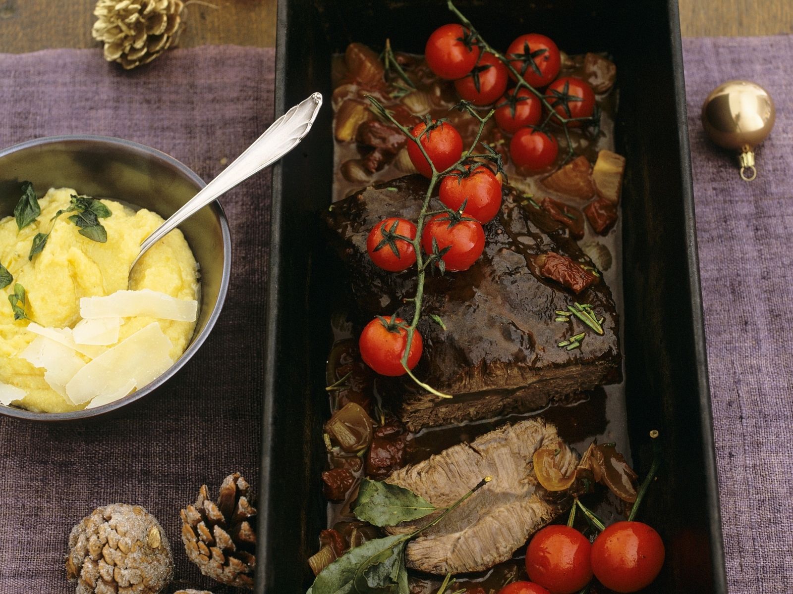Schmorbraten mit Tomaten und Maisbrei (Polenta) Rezept | EAT SMARTER