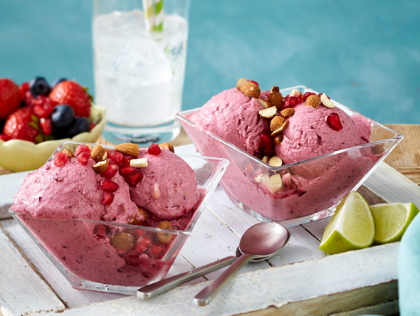 Schnelles Fitness-Beereneis mit Avocado