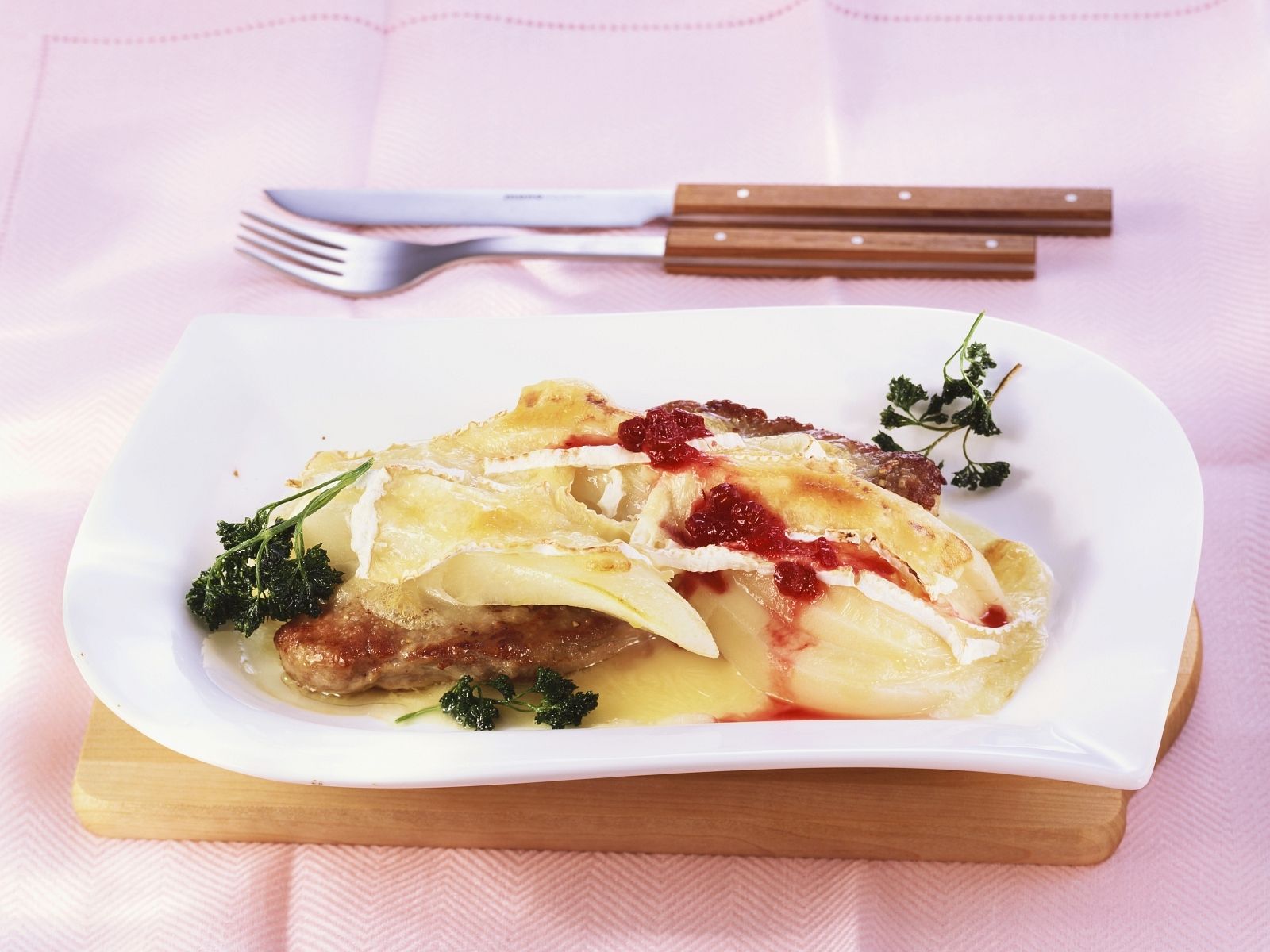 Schnitzel mit Birne und Weichkäse Rezept | EAT SMARTER