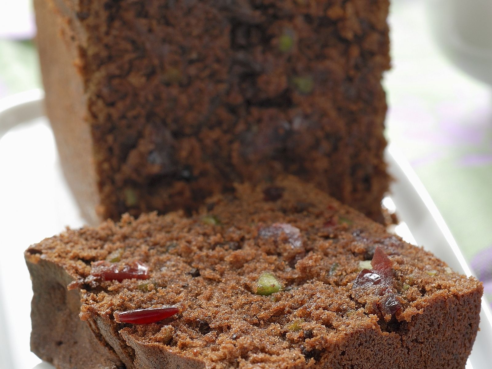 Schoko-Cranberrie-Kuchen mit Pistazien Rezept | EAT SMARTER