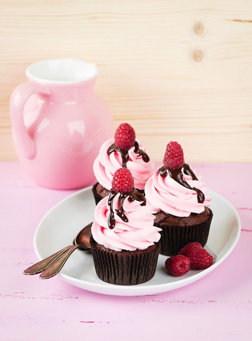 Schoko Cupcakes Mit Rosa Topping Rezept Eat Smarter