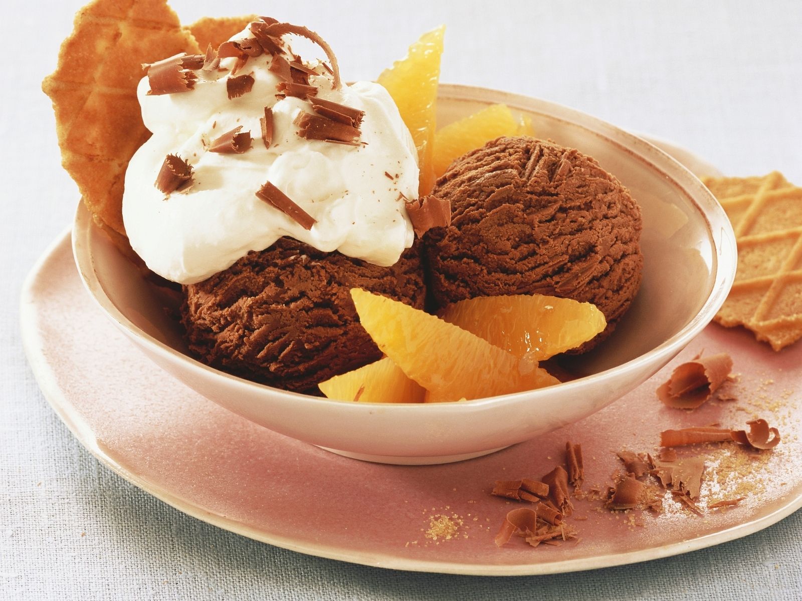 Schokoeis mit beschwipsten Orangenfilets Rezept | EAT SMARTER