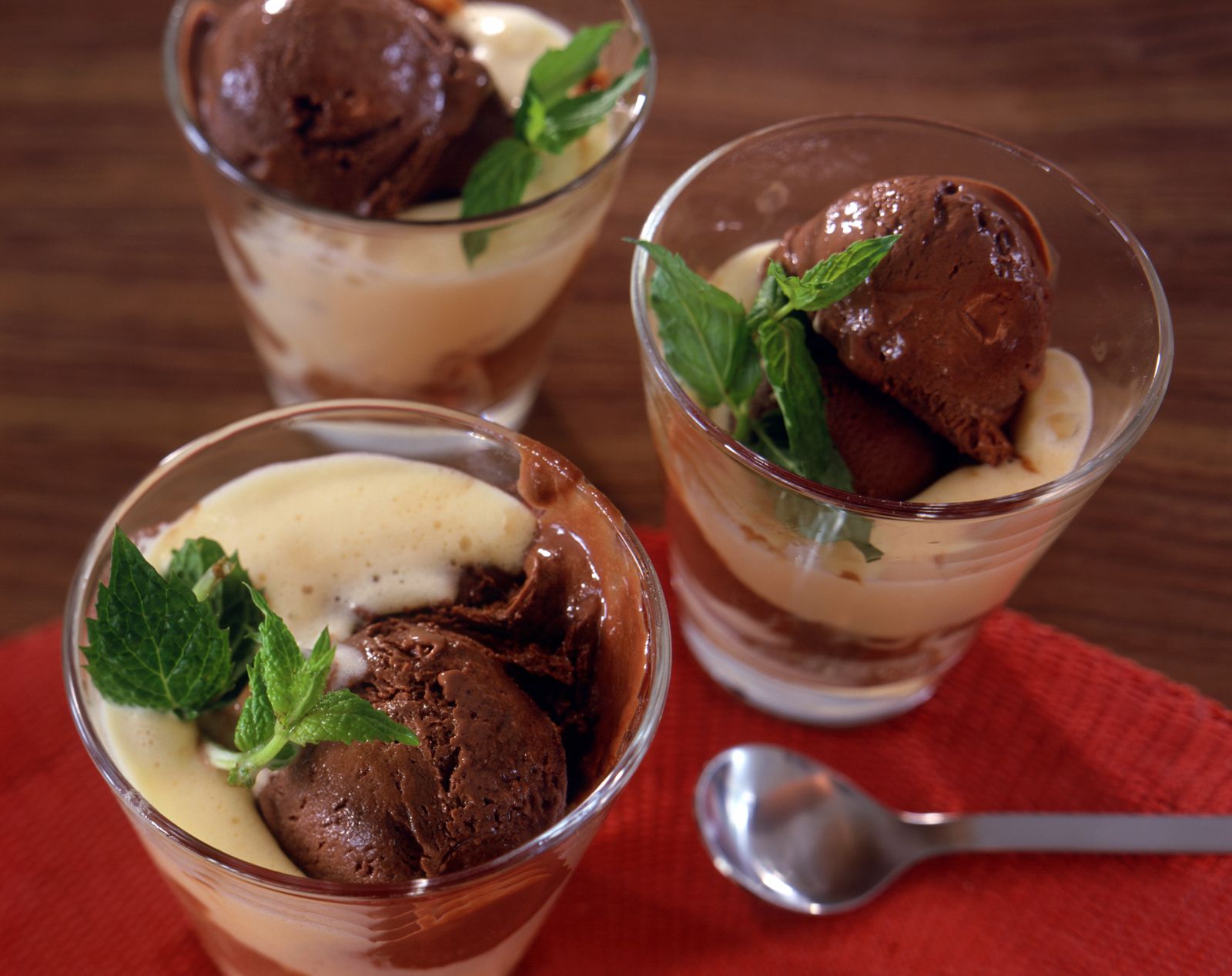 Schokoladeneis Mit Rum Zabaione Rezept Eat Smarter 