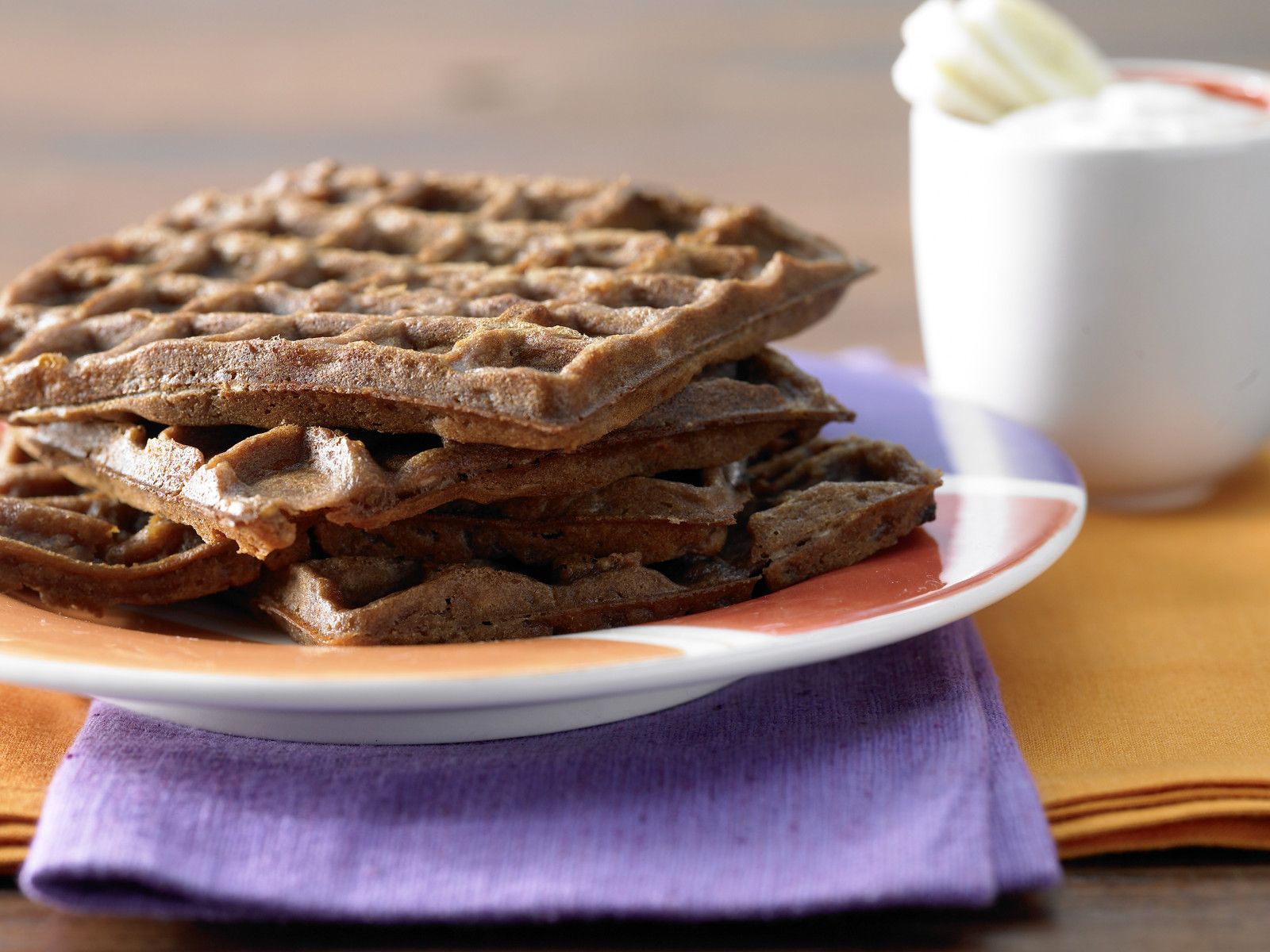 Schokowaffeln mit Bananenjoghurt Rezept | EAT SMARTER