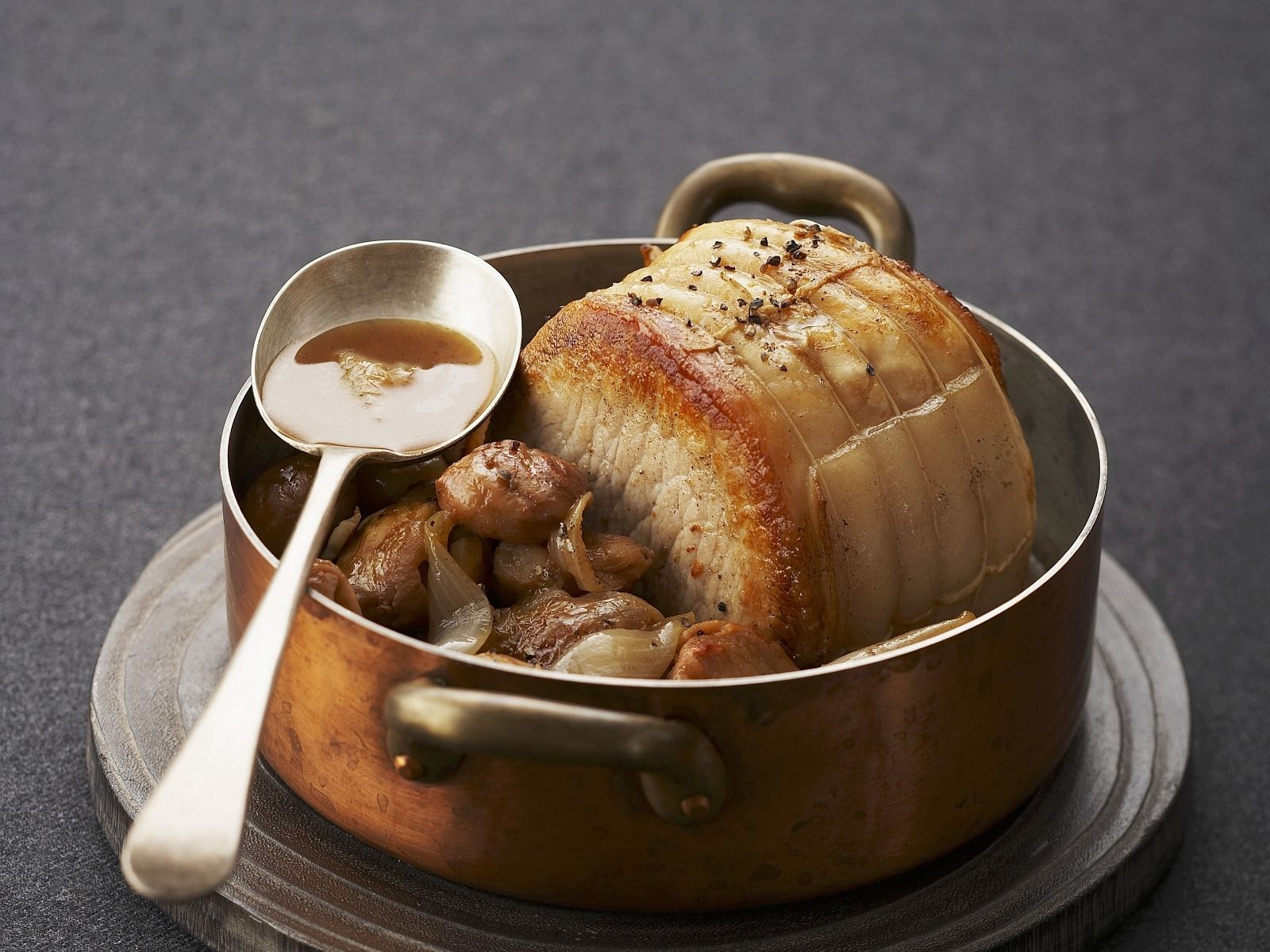 Schweinebraten mit Kastanien Rezept | EAT SMARTER