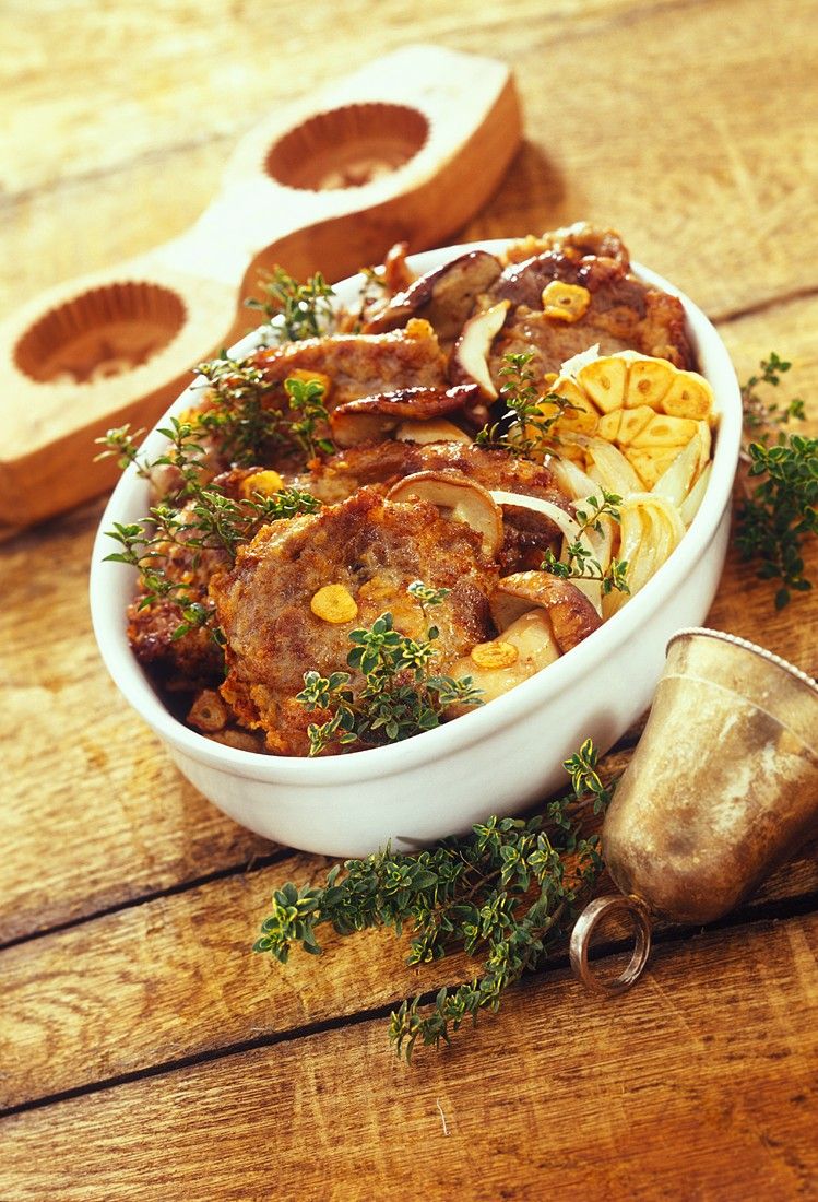 Schweinefleisch mit Pilzen aus dem Ofen Rezept | EAT SMARTER
