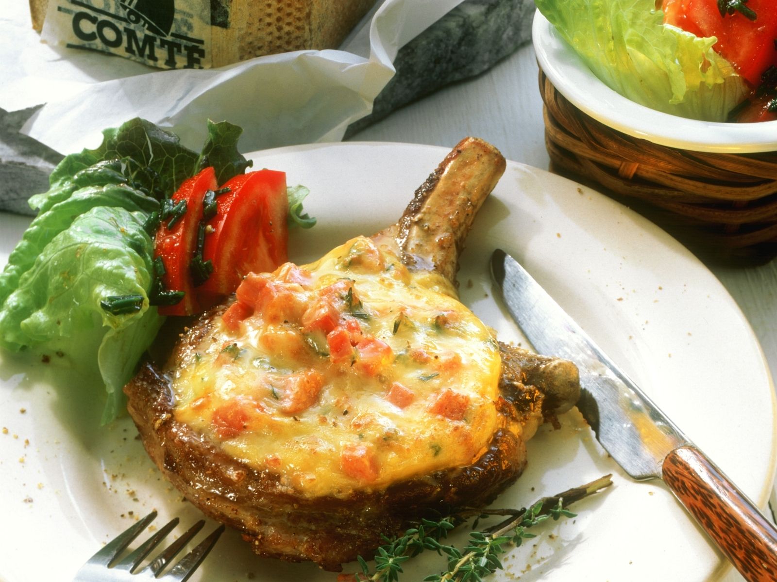 Schweinekotelett mit Käsehaube und Salat Rezept | EAT SMARTER