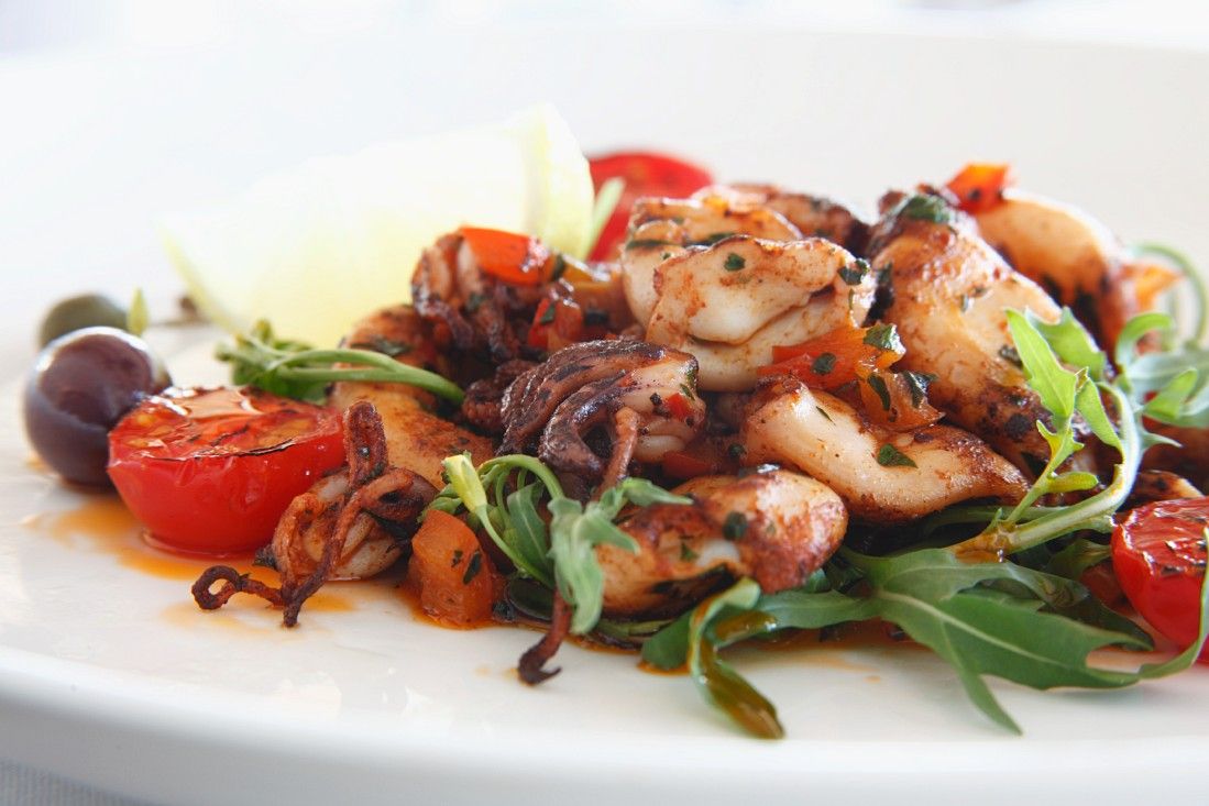 Seafood aus der Pfanne mit Tomaten und Rucola Rezept | EAT SMARTER