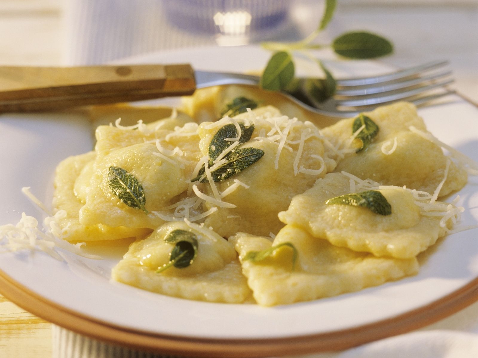 Selbstgemachte Ravioli in Salbeibutter Rezept | EAT SMARTER