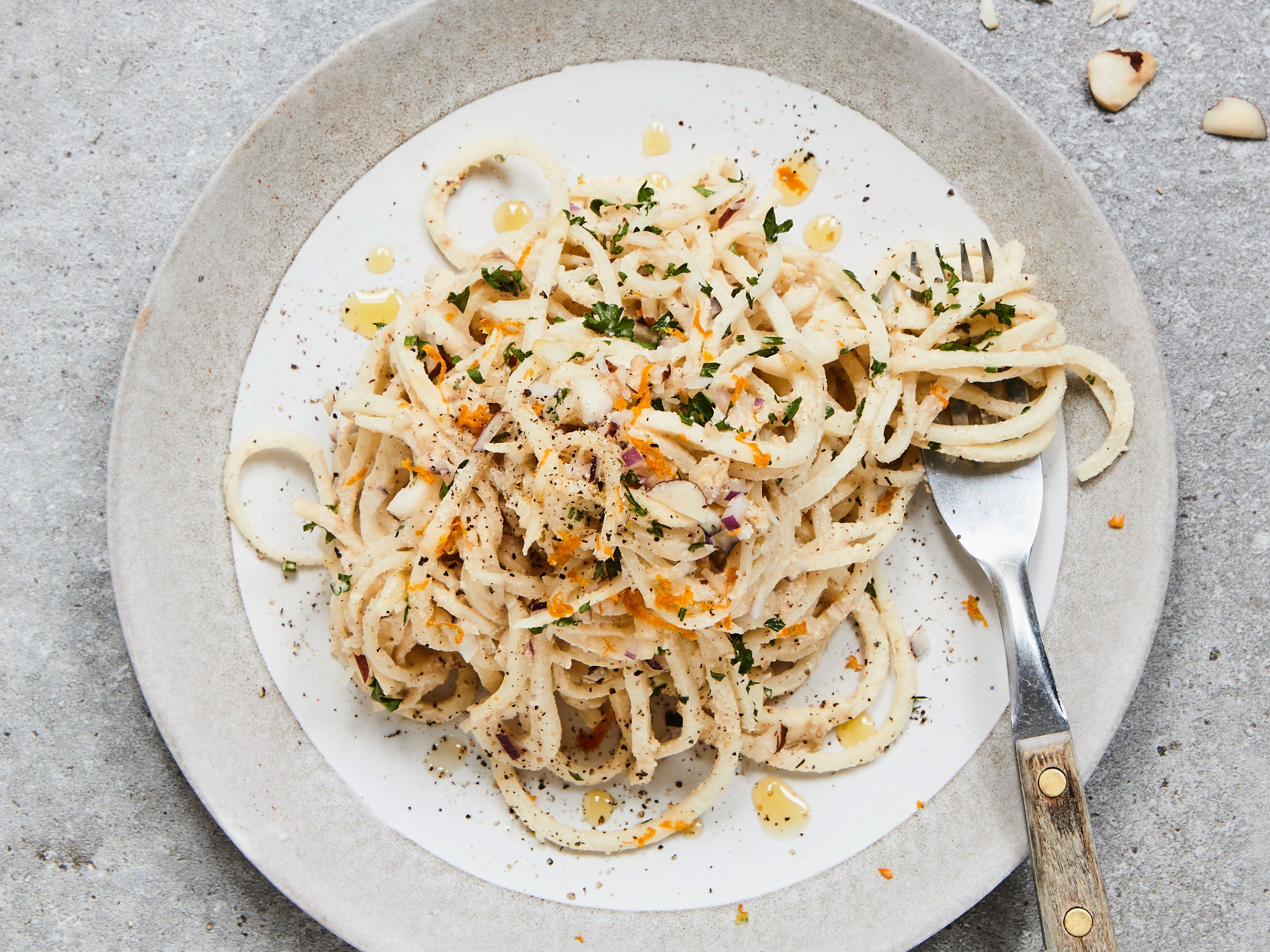 Sellerie-Pasta mit Pekannüssen Rezept | EAT SMARTER