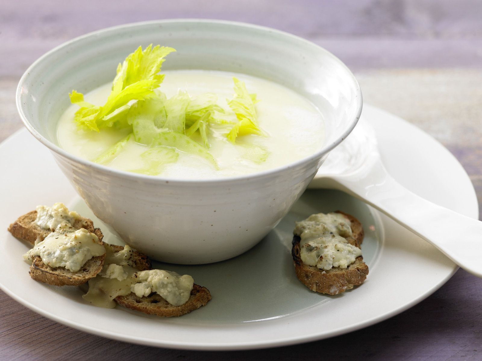 Selleriesuppe mit Blauschimmelkäse-Crostini