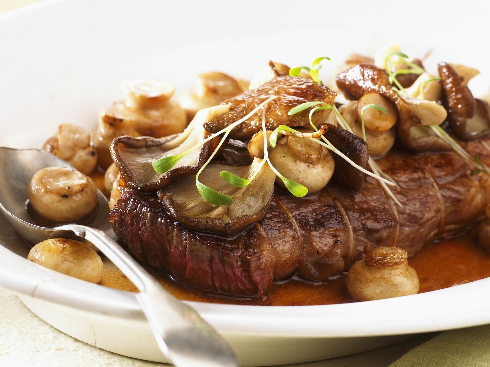 Sirloin Steak Auf Jager Art Rezept Eat Smarter 