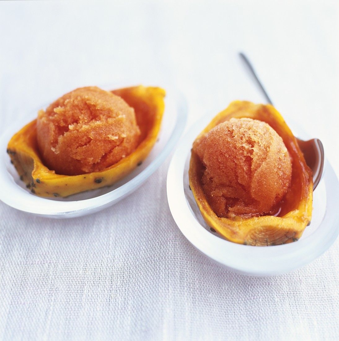 Sorbet aus Kakusfeigen, in der Schale serviert