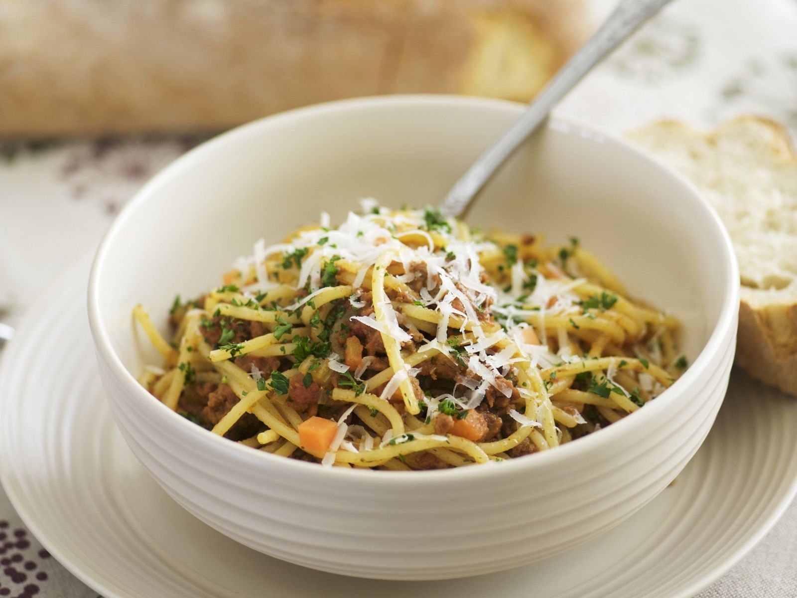 Spaghetti mit Hackfleischsauce Rezept | EAT SMARTER