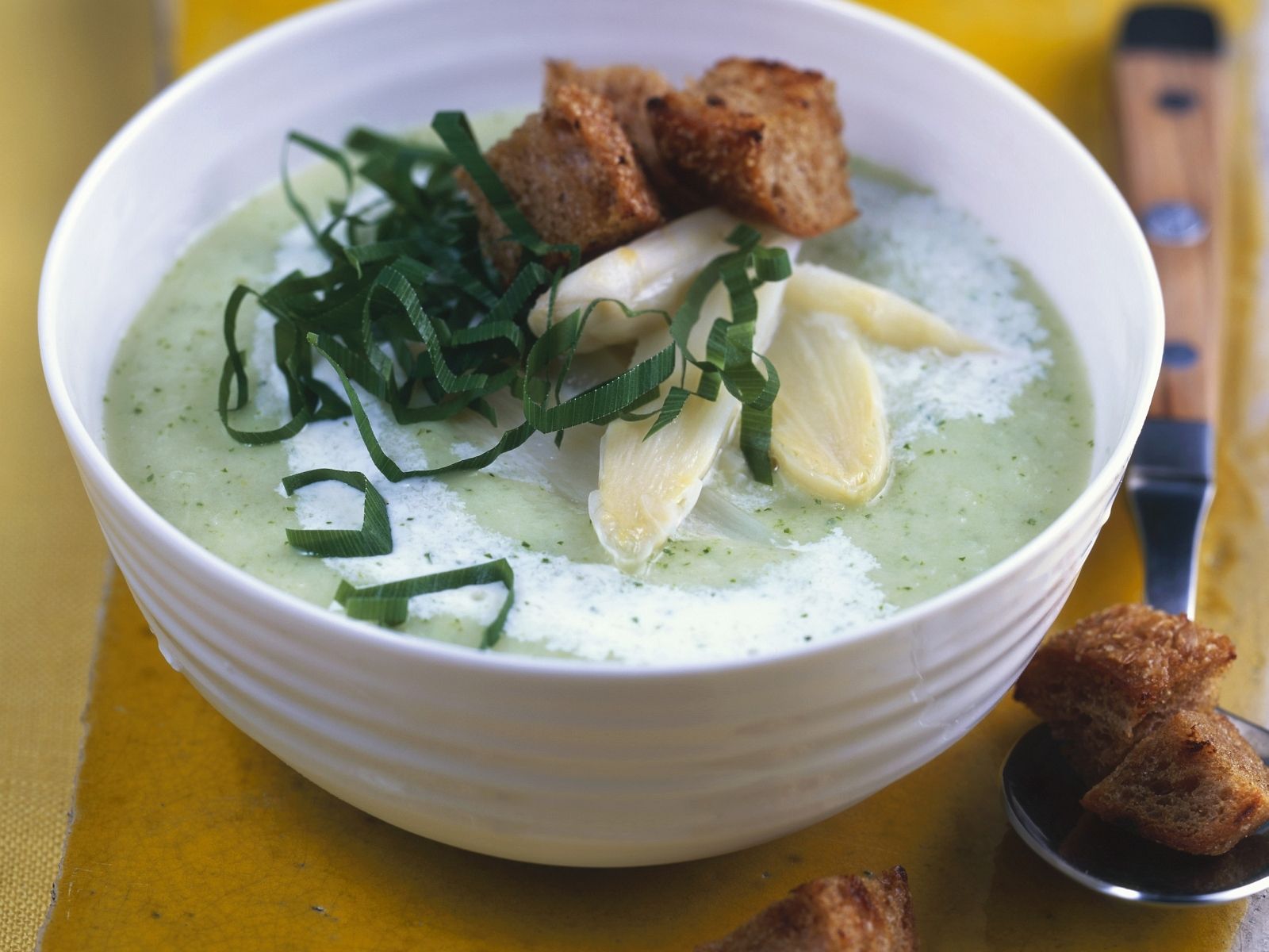 Spargel-Bärlauch-Suppe Rezept | EAT SMARTER