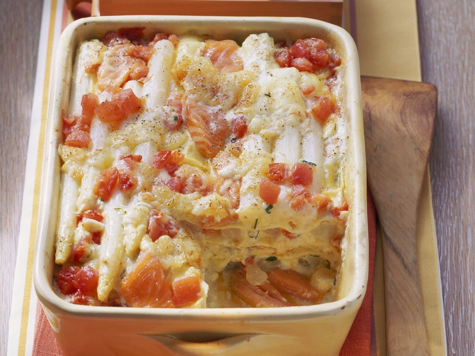 Spargel-Lachs-Lasagne Rezept | EAT SMARTER