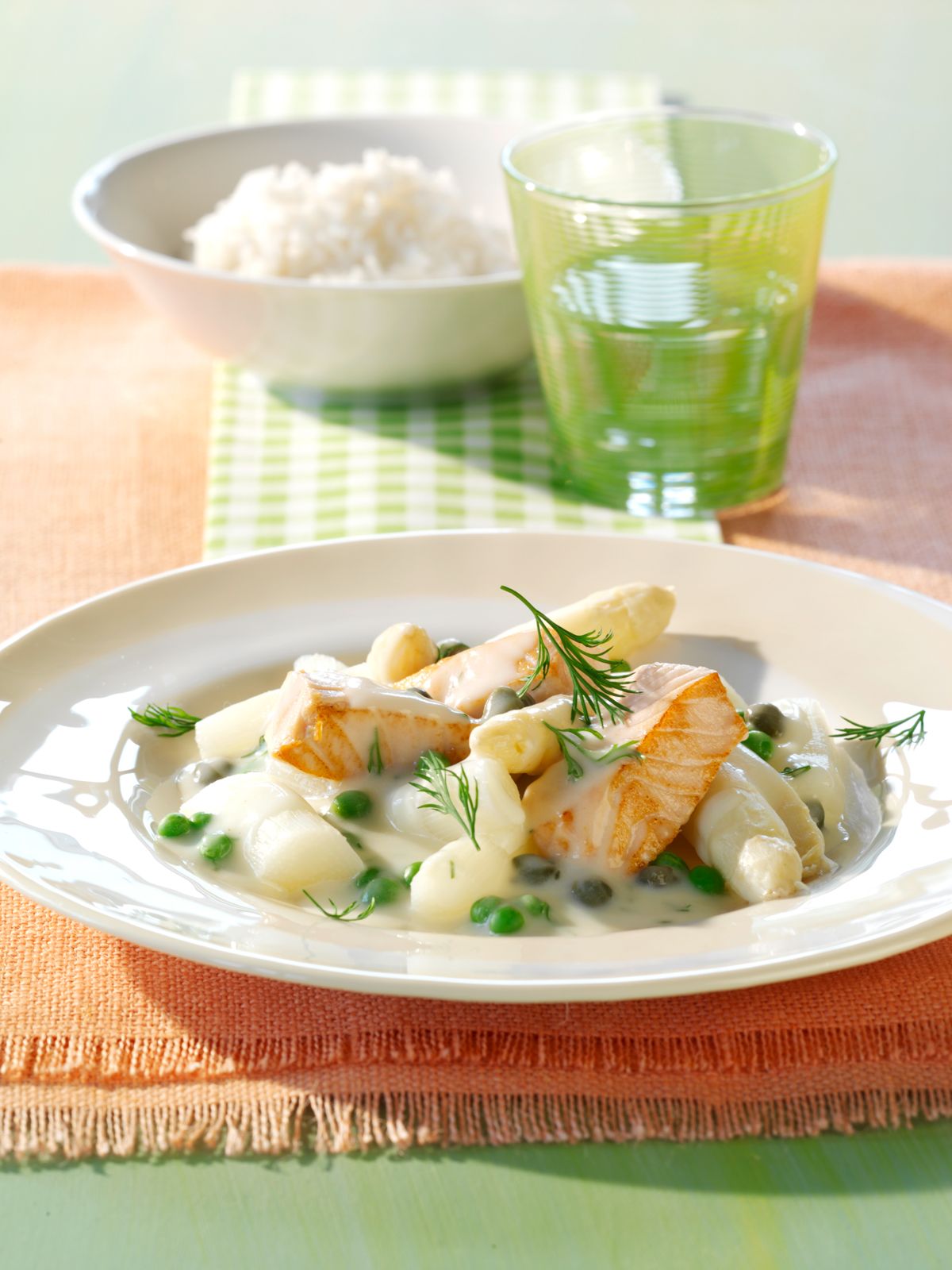 Spargel-Lachs-Ragout Rezept | EAT SMARTER Spargel-Lachs-Ragout Rezept | EAT SMARTER