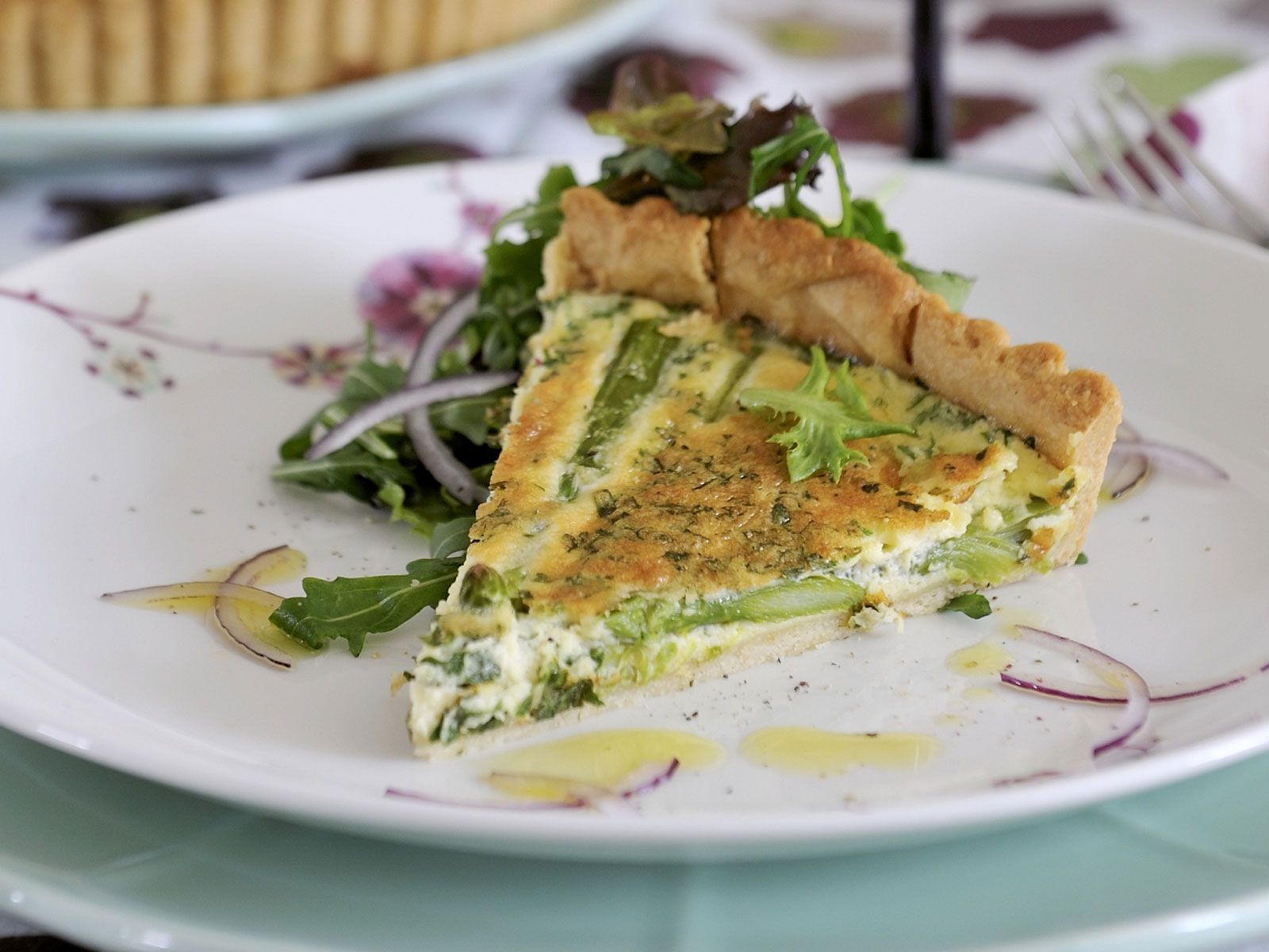 Spargelquiche mit Salat Rezept | EAT SMARTER