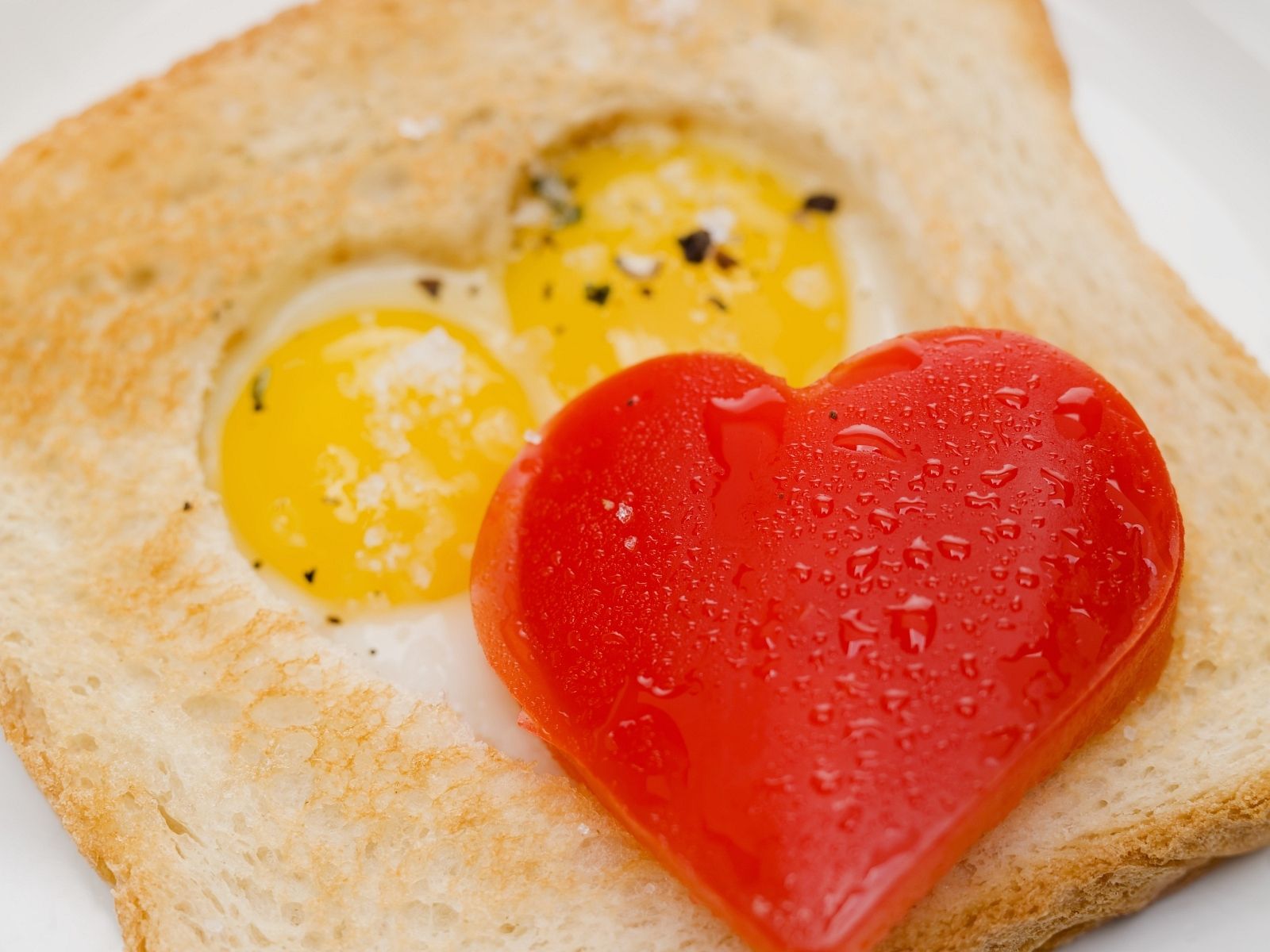 Spiegelei-Toast mit Herz aus Paprika Rezept | EAT SMARTER